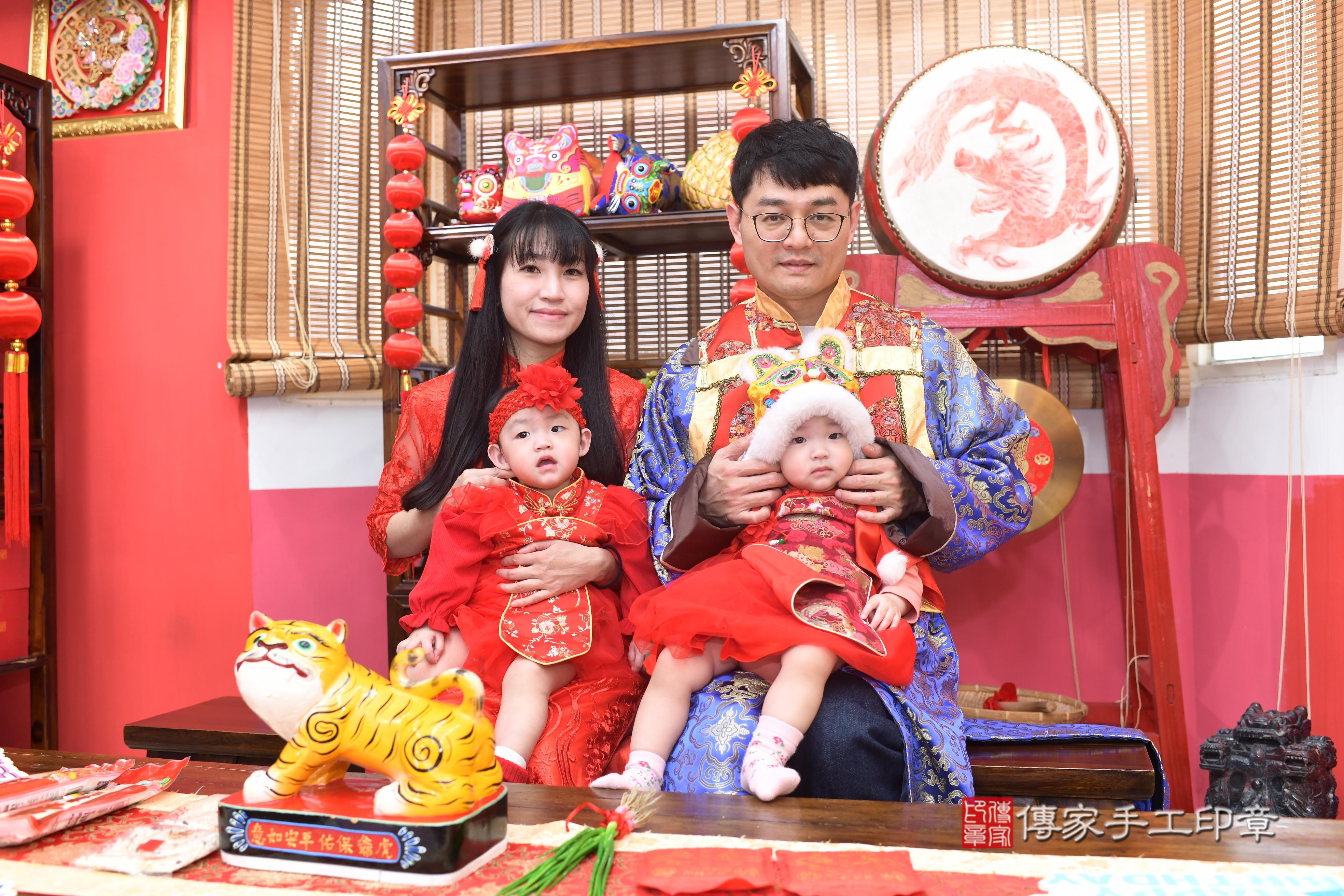 傳家手工印章高雄店、抓周、度脺、中國風會場、傳家嬰兒古禮、吉祥話、抓周道具物品24種、拍照。抓周證書。寶寶抓周、滿周歲、生日快樂、祝福 傳家手工印章高雄店、抓周、度脺、中國風會場、傳家嬰兒古禮、吉祥話、抓周道具物品24種、拍照。抓周證書。寶寶抓周、滿周歲、生日快樂、祝福