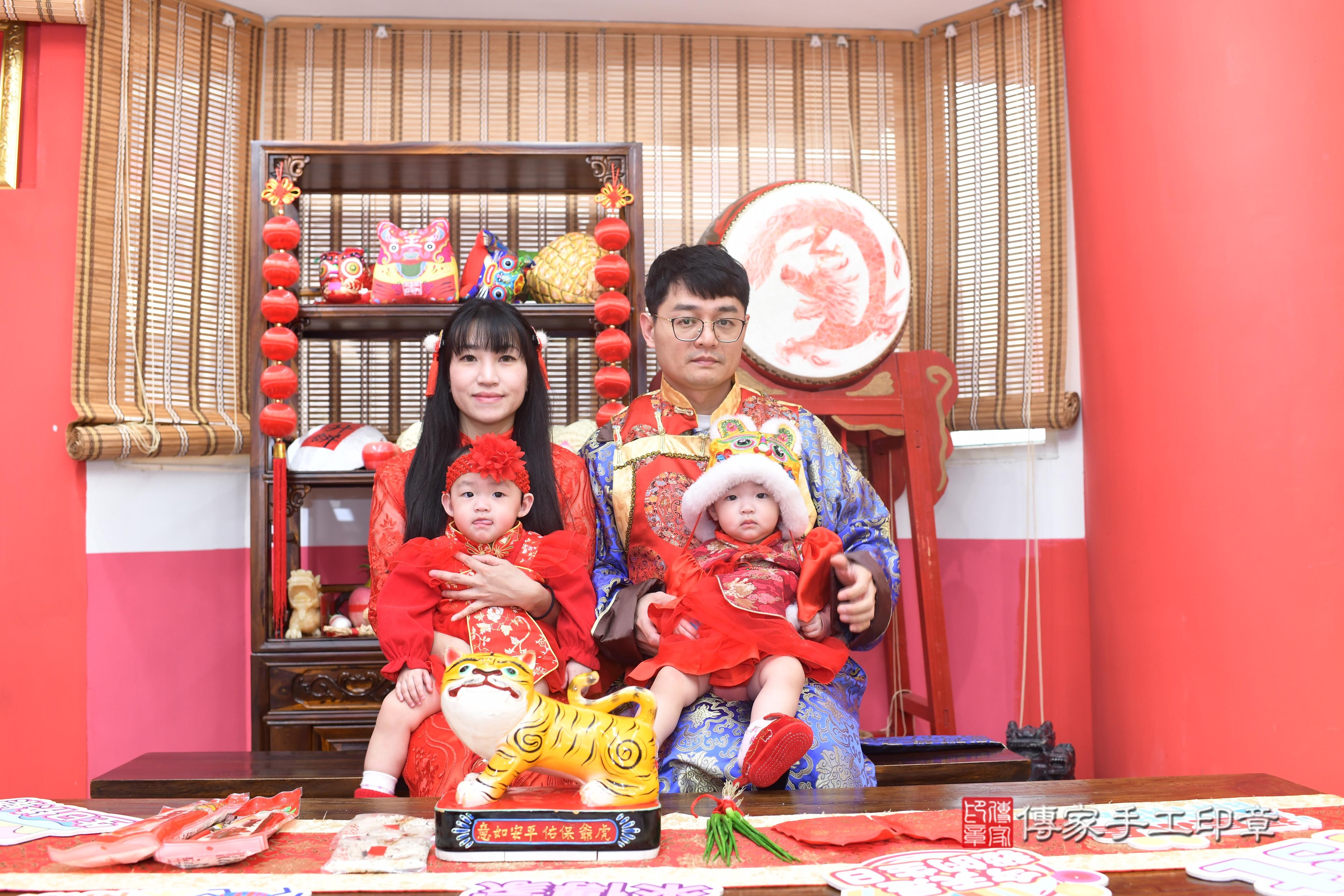 傳家手工印章高雄店、抓周、度脺、中國風會場、傳家嬰兒古禮、吉祥話、抓周道具物品24種、拍照。抓周證書。寶寶抓周、滿周歲、生日快樂、祝福 傳家手工印章高雄店、抓周、度脺、中國風會場、傳家嬰兒古禮、吉祥話、抓周道具物品24種、拍照。抓周證書。寶寶抓周、滿周歲、生日快樂、祝福