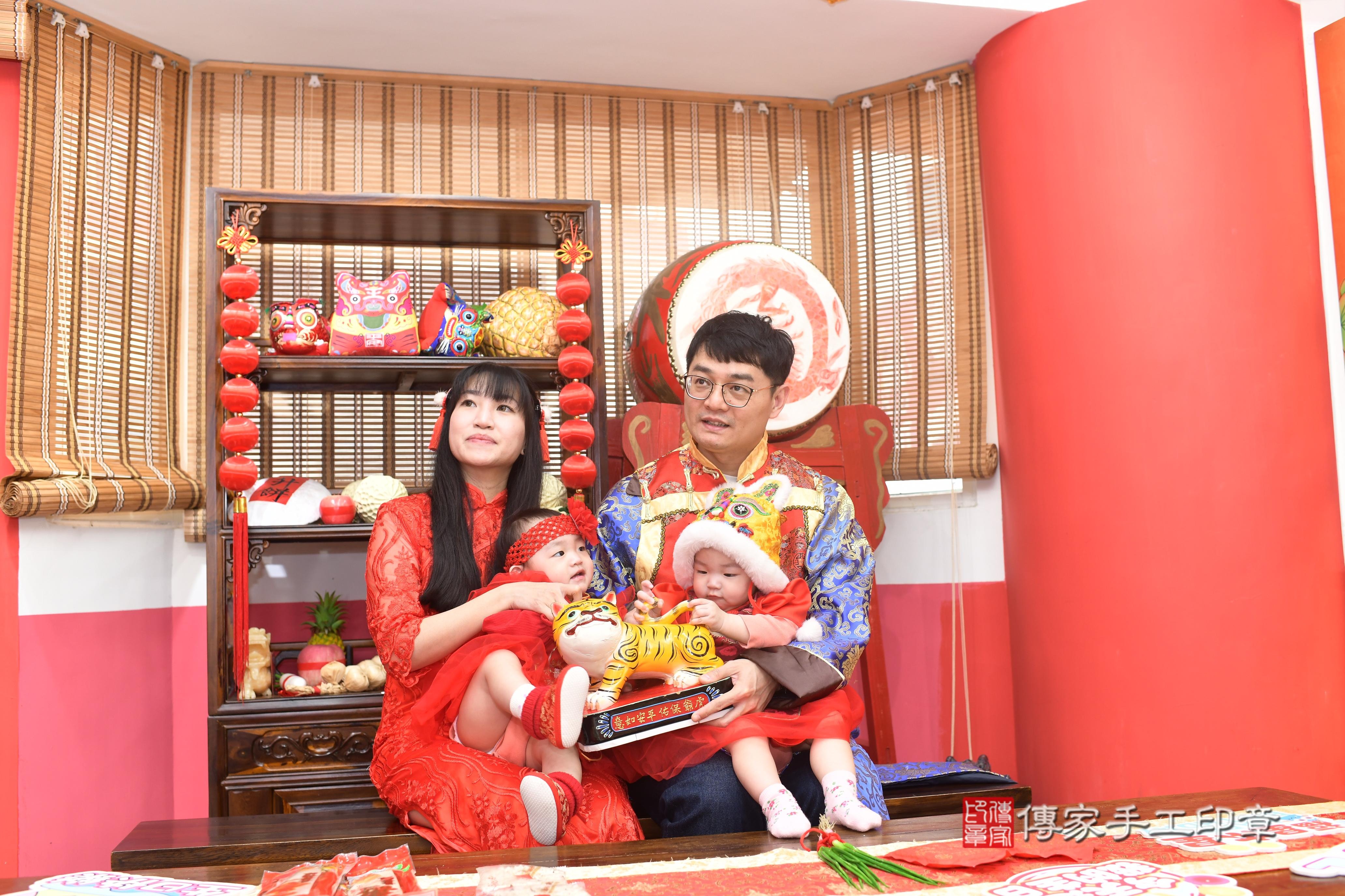 傳家手工印章高雄店、抓周、度脺、中國風會場、傳家嬰兒古禮、吉祥話、抓周道具物品24種、拍照。抓周證書。寶寶抓周、滿周歲、生日快樂、祝福 傳家手工印章高雄店、抓周、度脺、中國風會場、傳家嬰兒古禮、吉祥話、抓周道具物品24種、拍照。抓周證書。寶寶抓周、滿周歲、生日快樂、祝福