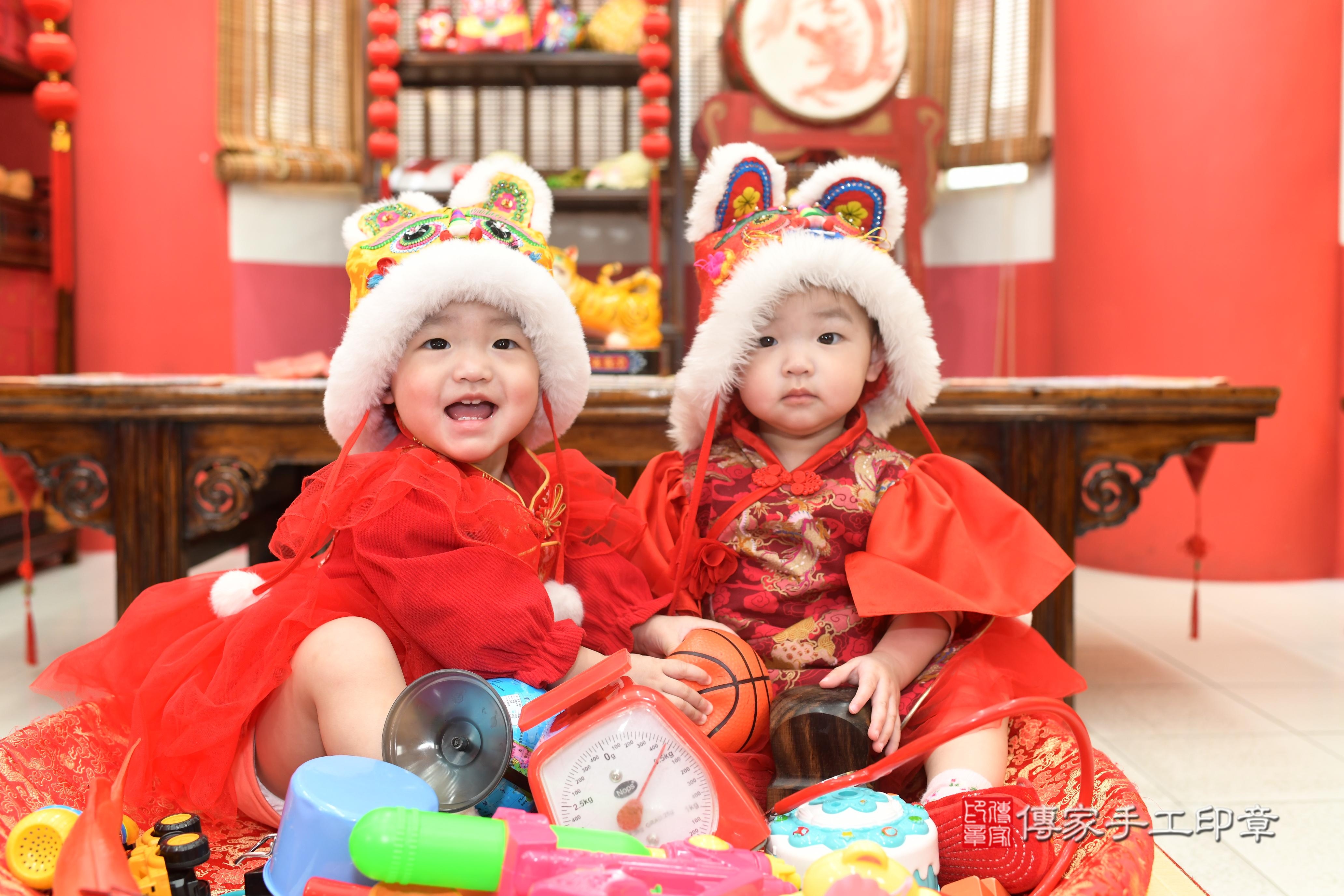 傳家手工印章高雄店、抓周、度脺、中國風會場、傳家嬰兒古禮、吉祥話、抓周道具物品24種、拍照。抓周證書。寶寶抓周、滿周歲、生日快樂、祝福 傳家手工印章高雄店、抓周、度脺、中國風會場、傳家嬰兒古禮、吉祥話、抓周道具物品24種、拍照。抓周證書。寶寶抓周、滿周歲、生日快樂、祝福