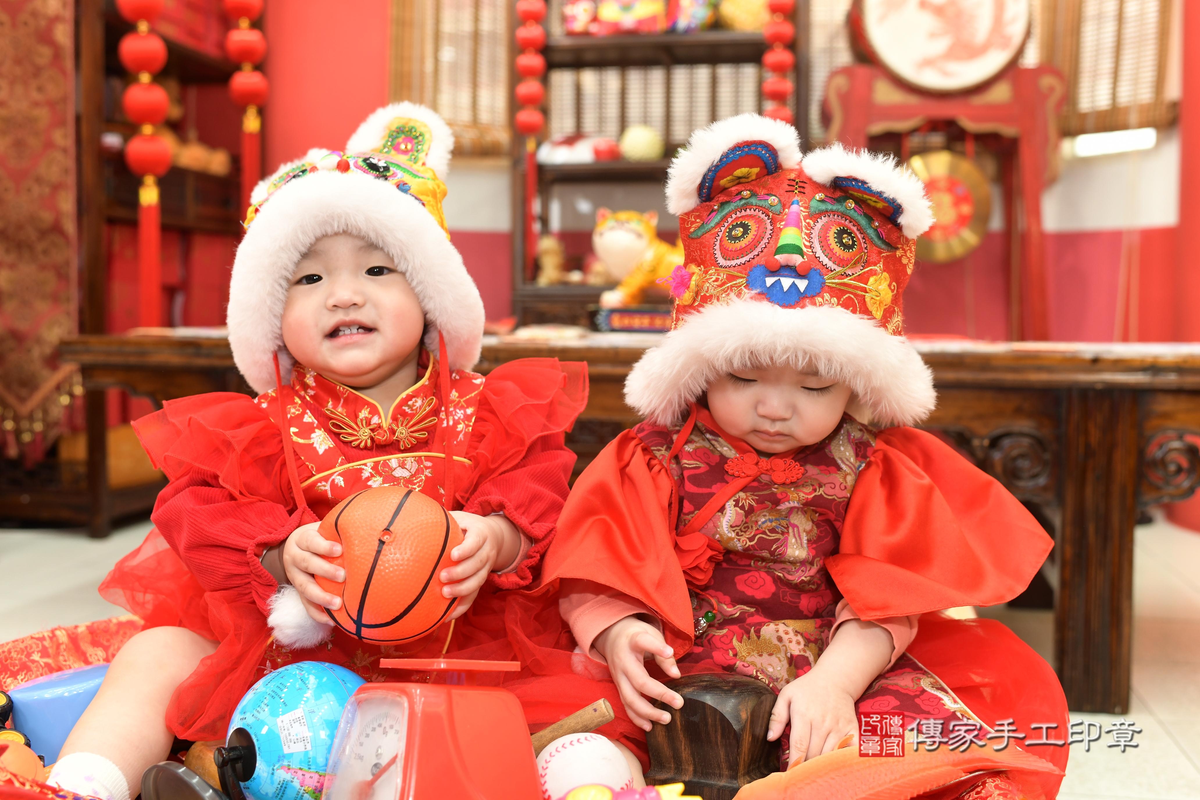 傳家手工印章高雄店、抓周、度脺、中國風會場、傳家嬰兒古禮、吉祥話、抓周道具物品24種、拍照。抓周證書。寶寶抓周、滿周歲、生日快樂、祝福 傳家手工印章高雄店、抓周、度脺、中國風會場、傳家嬰兒古禮、吉祥話、抓周道具物品24種、拍照。抓周證書。寶寶抓周、滿周歲、生日快樂、祝福