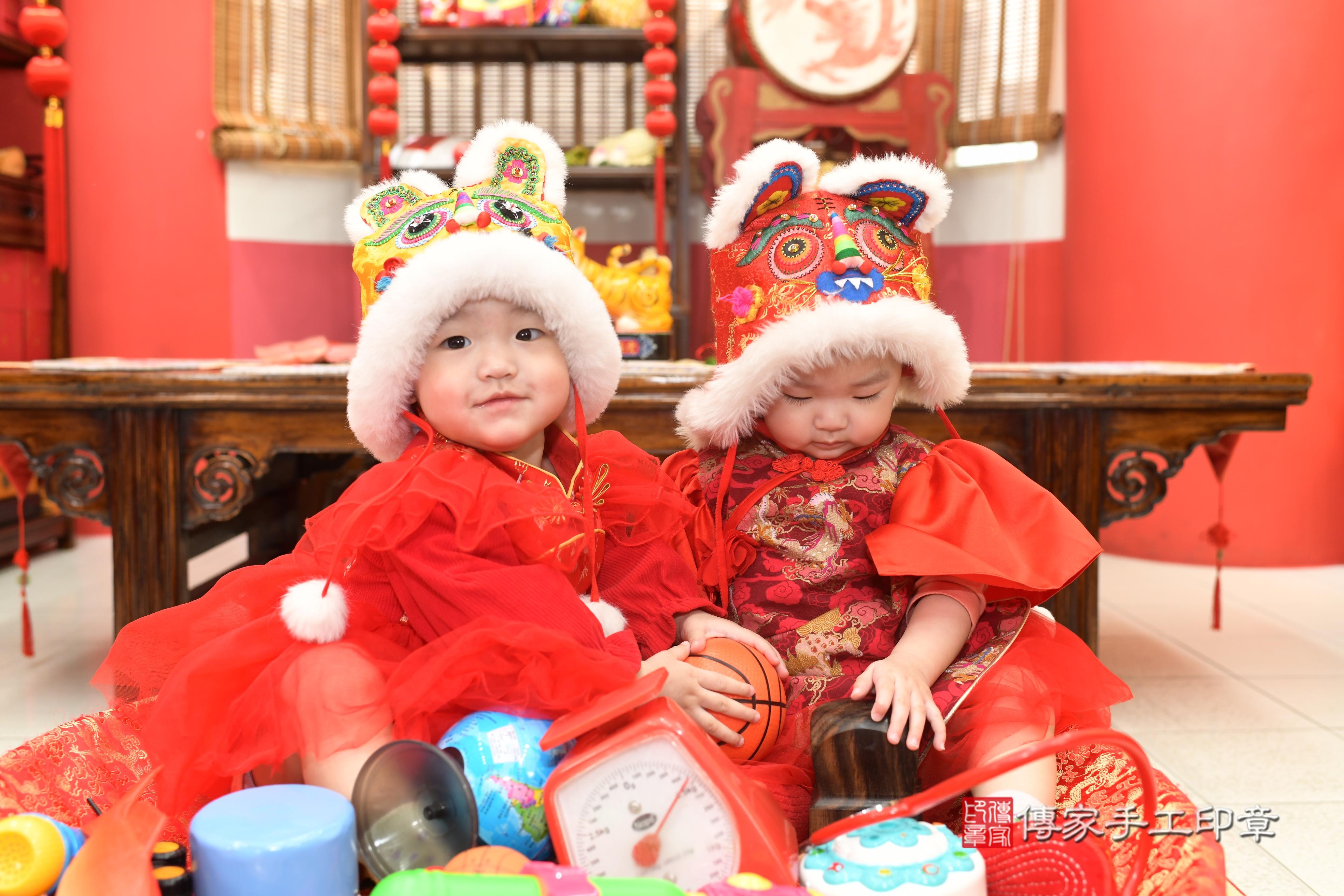 傳家手工印章高雄店、抓周、度脺、中國風會場、傳家嬰兒古禮、吉祥話、抓周道具物品24種、拍照。抓周證書。寶寶抓周、滿周歲、生日快樂、祝福 傳家手工印章高雄店、抓周、度脺、中國風會場、傳家嬰兒古禮、吉祥話、抓周道具物品24種、拍照。抓周證書。寶寶抓周、滿周歲、生日快樂、祝福