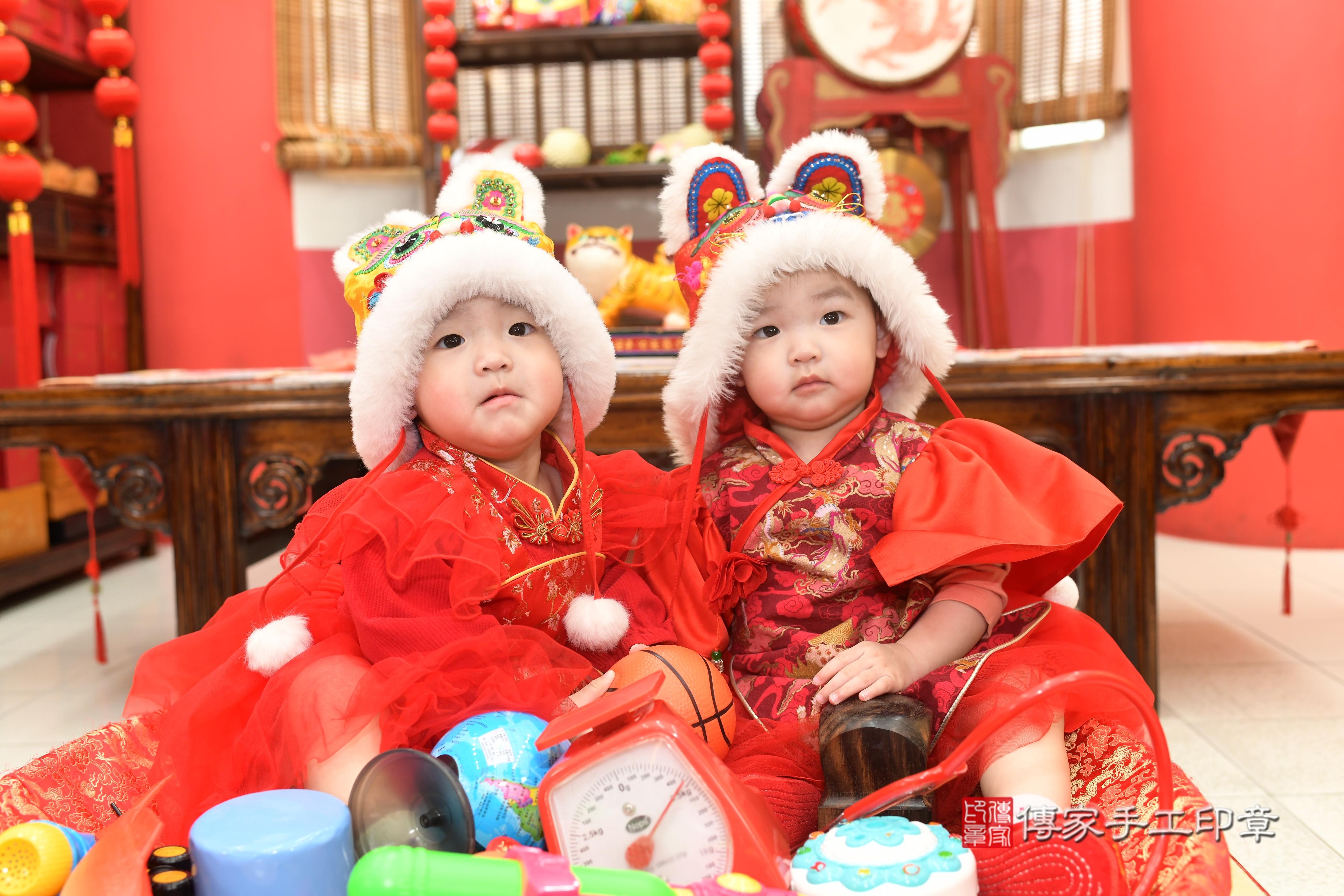 傳家手工印章高雄店、抓周、度脺、中國風會場、傳家嬰兒古禮、吉祥話、抓周道具物品24種、拍照。抓周證書。寶寶抓周、滿周歲、生日快樂、祝福 傳家手工印章高雄店、抓周、度脺、中國風會場、傳家嬰兒古禮、吉祥話、抓周道具物品24種、拍照。抓周證書。寶寶抓周、滿周歲、生日快樂、祝福