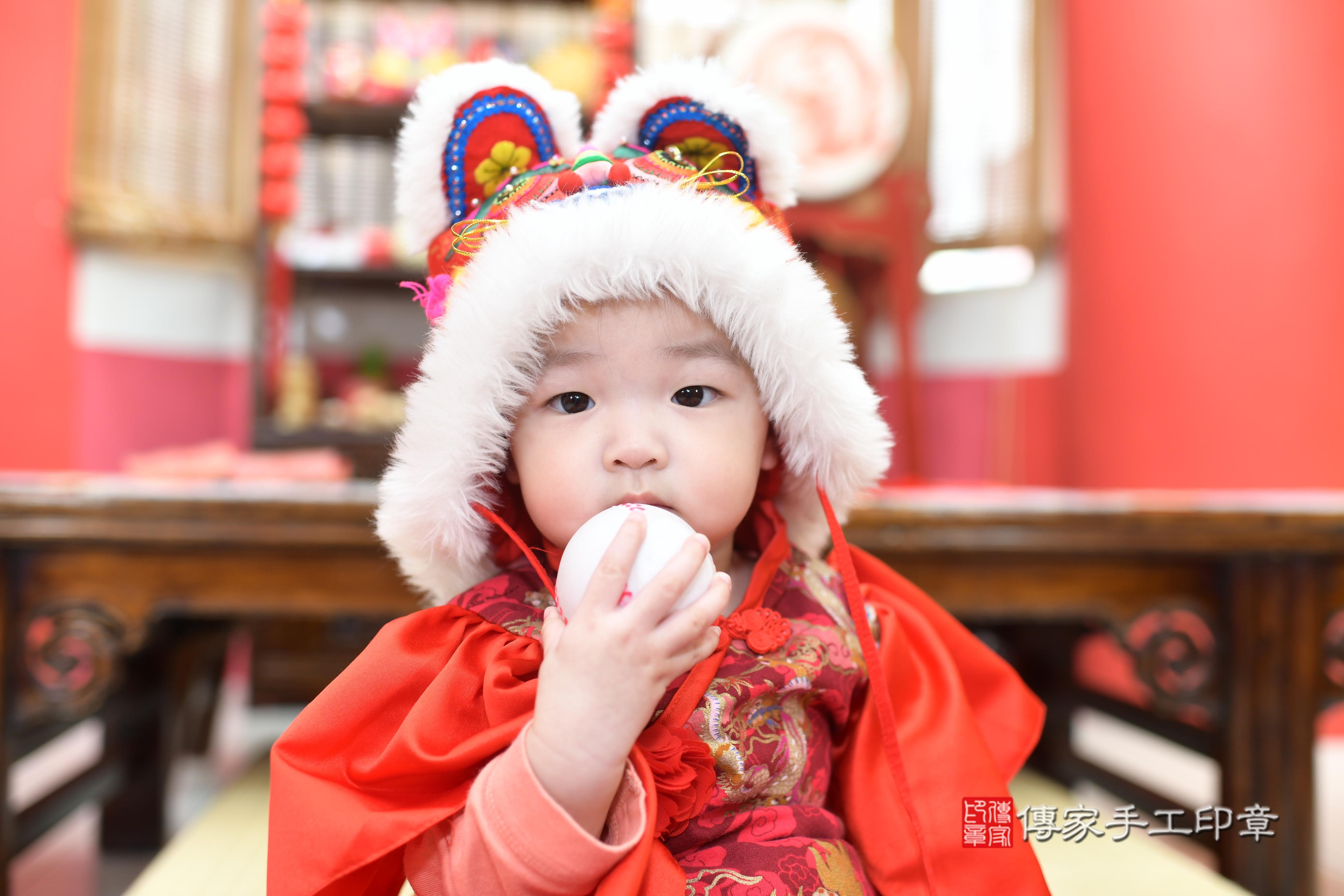 傳家手工印章高雄店、抓周、度脺、中國風會場、傳家嬰兒古禮、吉祥話、抓周道具物品24種、拍照。抓周證書。寶寶抓周、滿周歲、生日快樂、祝福 傳家手工印章高雄店、抓周、度脺、中國風會場、傳家嬰兒古禮、吉祥話、抓周道具物品24種、拍照。抓周證書。寶寶抓周、滿周歲、生日快樂、祝福