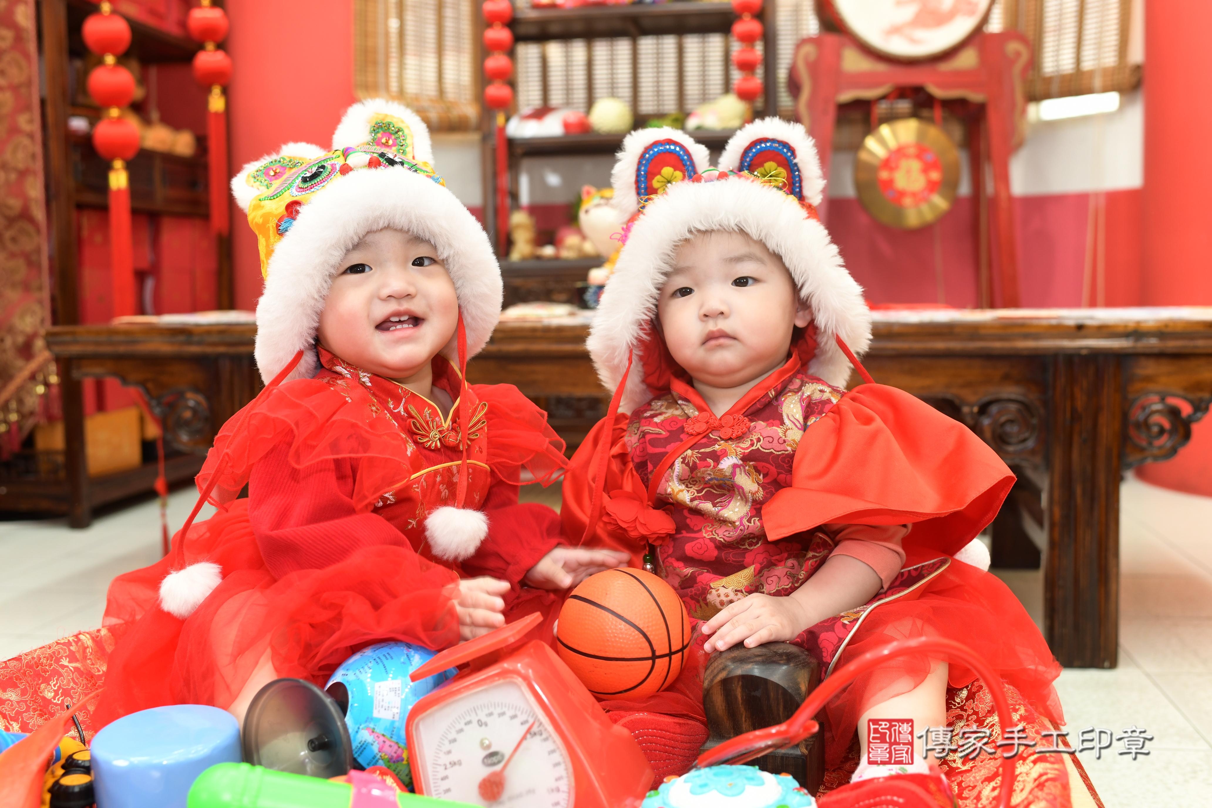 傳家手工印章高雄店、抓周、度脺、中國風會場、傳家嬰兒古禮、吉祥話、抓周道具物品24種、拍照。抓周證書。寶寶抓周、滿周歲、生日快樂、祝福 傳家手工印章高雄店、抓周、度脺、中國風會場、傳家嬰兒古禮、吉祥話、抓周道具物品24種、拍照。抓周證書。寶寶抓周、滿周歲、生日快樂、祝福