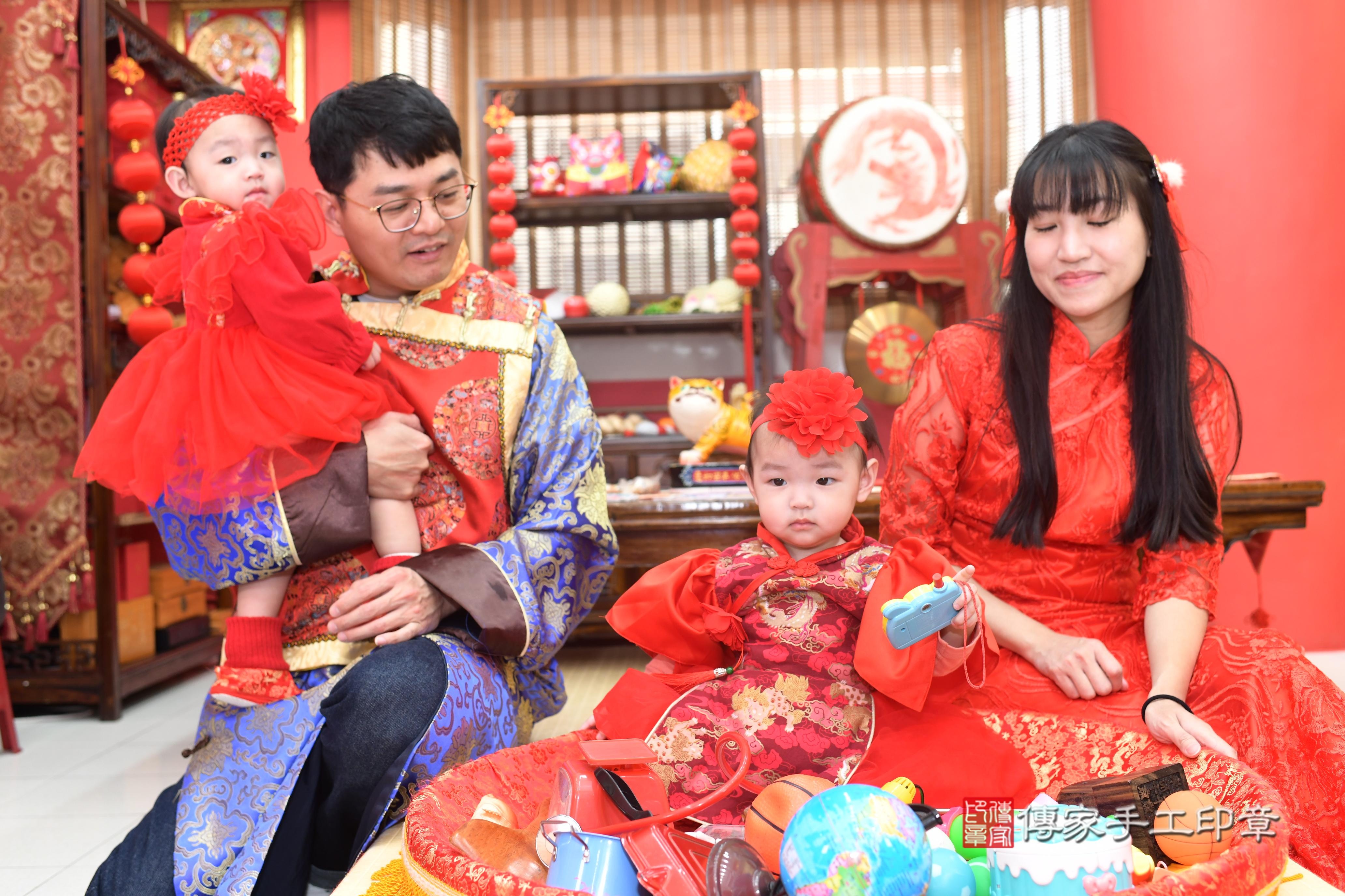 傳家手工印章高雄店、抓周、度脺、中國風會場、傳家嬰兒古禮、吉祥話、抓周道具物品24種、拍照。抓周證書。寶寶抓周、滿周歲、生日快樂、祝福 傳家手工印章高雄店、抓周、度脺、中國風會場、傳家嬰兒古禮、吉祥話、抓周道具物品24種、拍照。抓周證書。寶寶抓周、滿周歲、生日快樂、祝福