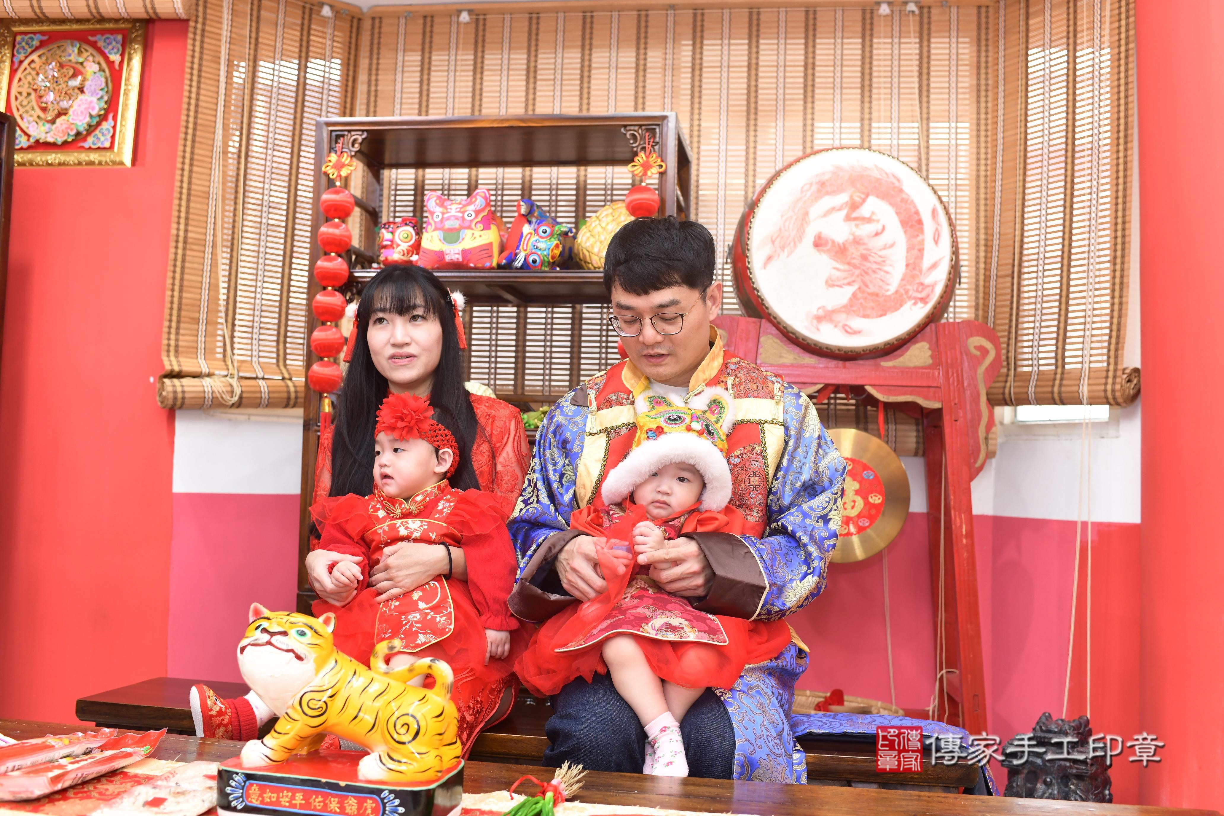 傳家手工印章高雄店、抓周、度脺、中國風會場、傳家嬰兒古禮、吉祥話、抓周道具物品24種、拍照。抓周證書。寶寶抓周、滿周歲、生日快樂、祝福 傳家手工印章高雄店、抓周、度脺、中國風會場、傳家嬰兒古禮、吉祥話、抓周道具物品24種、拍照。抓周證書。寶寶抓周、滿周歲、生日快樂、祝福