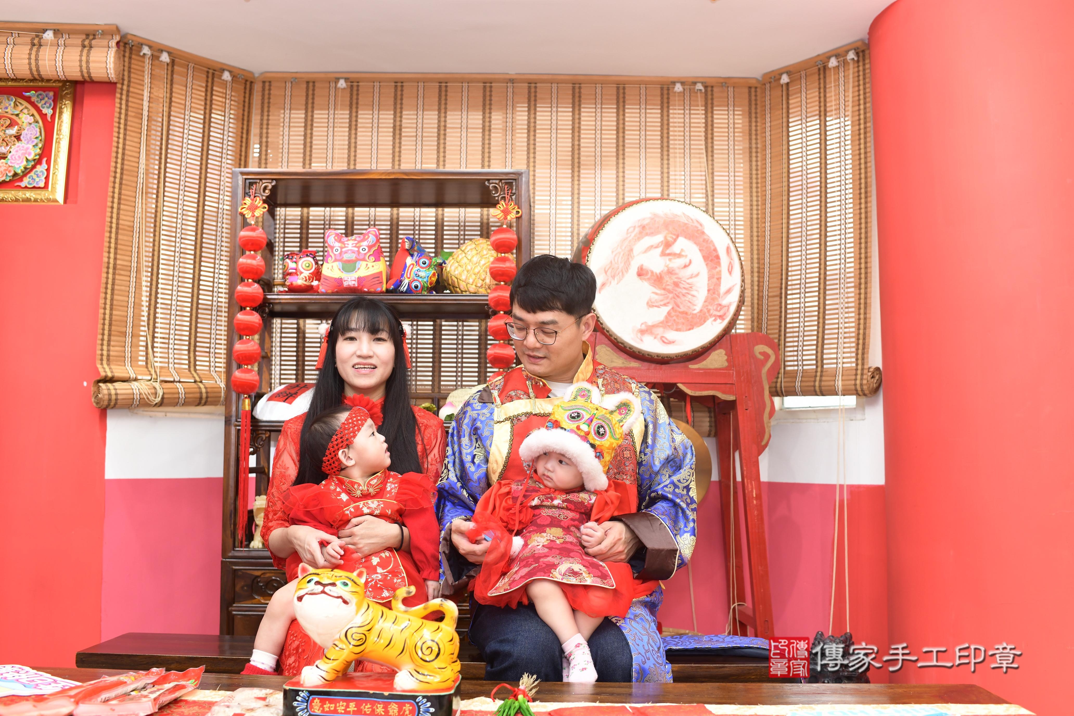 傳家手工印章高雄店、抓周、度脺、中國風會場、傳家嬰兒古禮、吉祥話、抓周道具物品24種、拍照。抓周證書。寶寶抓周、滿周歲、生日快樂、祝福 傳家手工印章高雄店、抓周、度脺、中國風會場、傳家嬰兒古禮、吉祥話、抓周道具物品24種、拍照。抓周證書。寶寶抓周、滿周歲、生日快樂、祝福