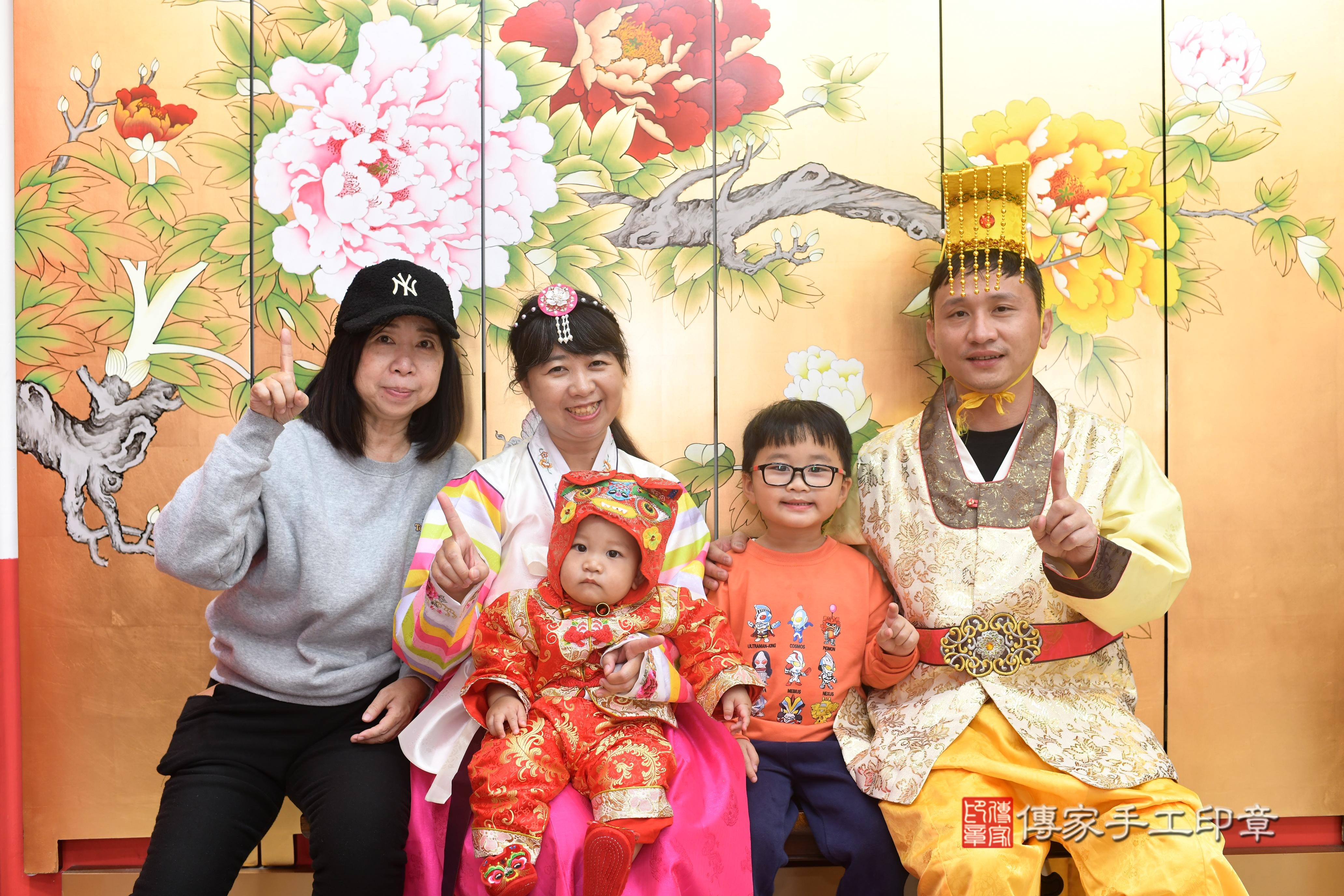 傳家手工印章高雄店、抓周、度脺、中國風會場、傳家嬰兒古禮、吉祥話、抓周道具物品24種、拍照。抓周證書。寶寶抓周、滿周歲、生日快樂、祝福 傳家手工印章高雄店、抓周、度脺、中國風會場、傳家嬰兒古禮、吉祥話、抓周道具物品24種、拍照。抓周證書。寶寶抓周、滿周歲、生日快樂、祝福