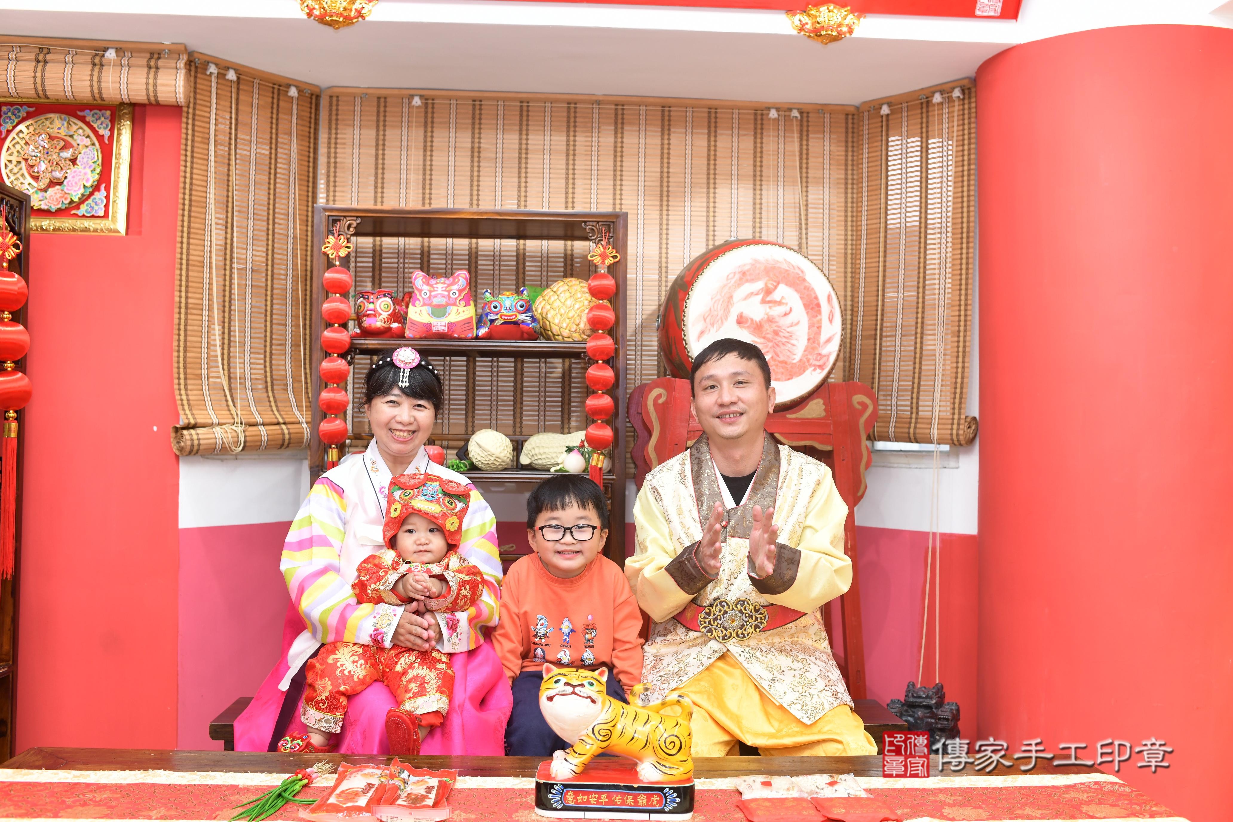 傳家手工印章高雄店、抓周、度脺、中國風會場、傳家嬰兒古禮、吉祥話、抓周道具物品24種、拍照。抓周證書。寶寶抓周、滿周歲、生日快樂、祝福 傳家手工印章高雄店、抓周、度脺、中國風會場、傳家嬰兒古禮、吉祥話、抓周道具物品24種、拍照。抓周證書。寶寶抓周、滿周歲、生日快樂、祝福