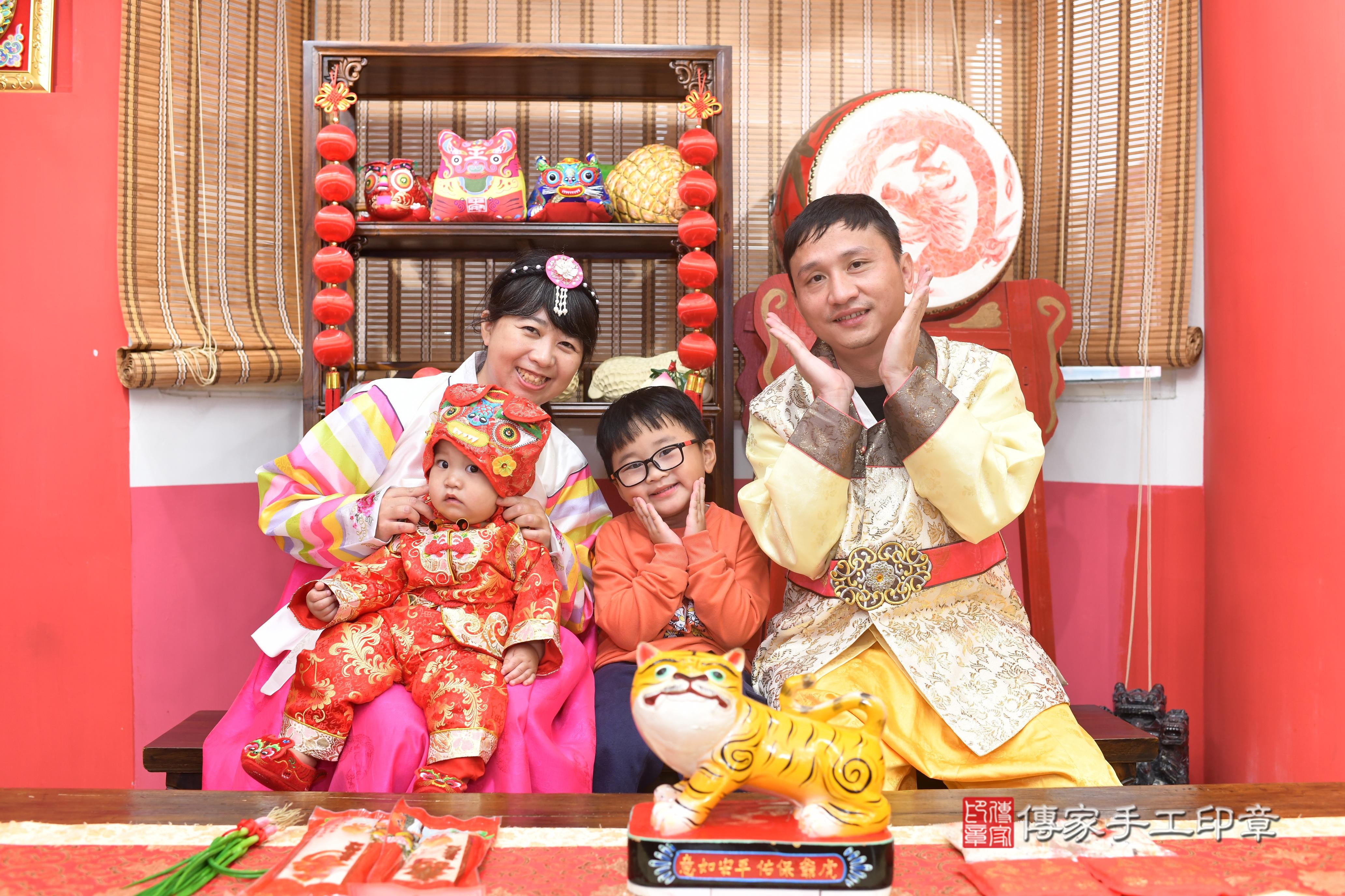 傳家手工印章高雄店、抓周、度脺、中國風會場、傳家嬰兒古禮、吉祥話、抓周道具物品24種、拍照。抓周證書。寶寶抓周、滿周歲、生日快樂、祝福 傳家手工印章高雄店、抓周、度脺、中國風會場、傳家嬰兒古禮、吉祥話、抓周道具物品24種、拍照。抓周證書。寶寶抓周、滿周歲、生日快樂、祝福