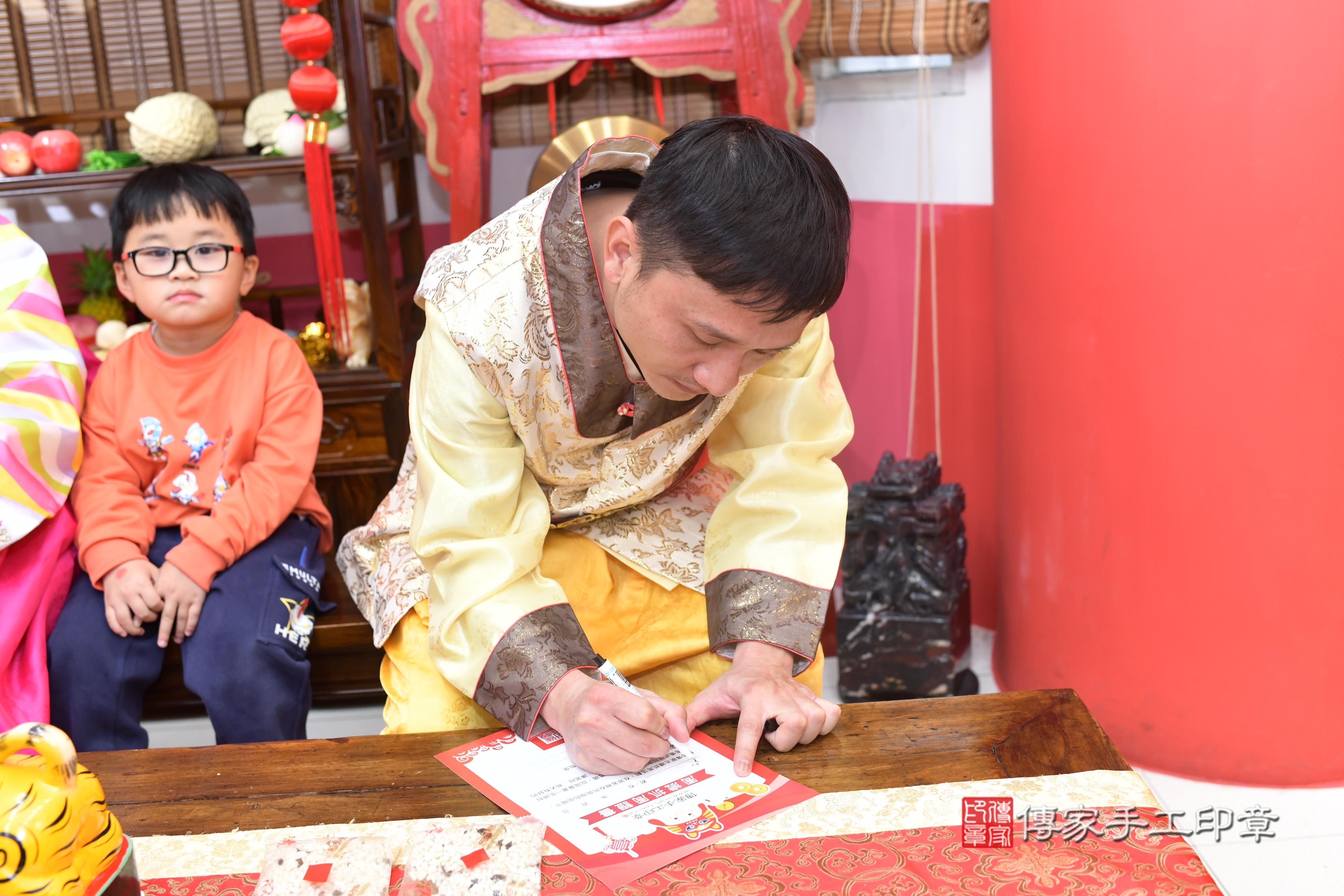 傳家手工印章高雄店、抓周、度脺、中國風會場、傳家嬰兒古禮、吉祥話、抓周道具物品24種、拍照。抓周證書。寶寶抓周、滿周歲、生日快樂、祝福 傳家手工印章高雄店、抓周、度脺、中國風會場、傳家嬰兒古禮、吉祥話、抓周道具物品24種、拍照。抓周證書。寶寶抓周、滿周歲、生日快樂、祝福