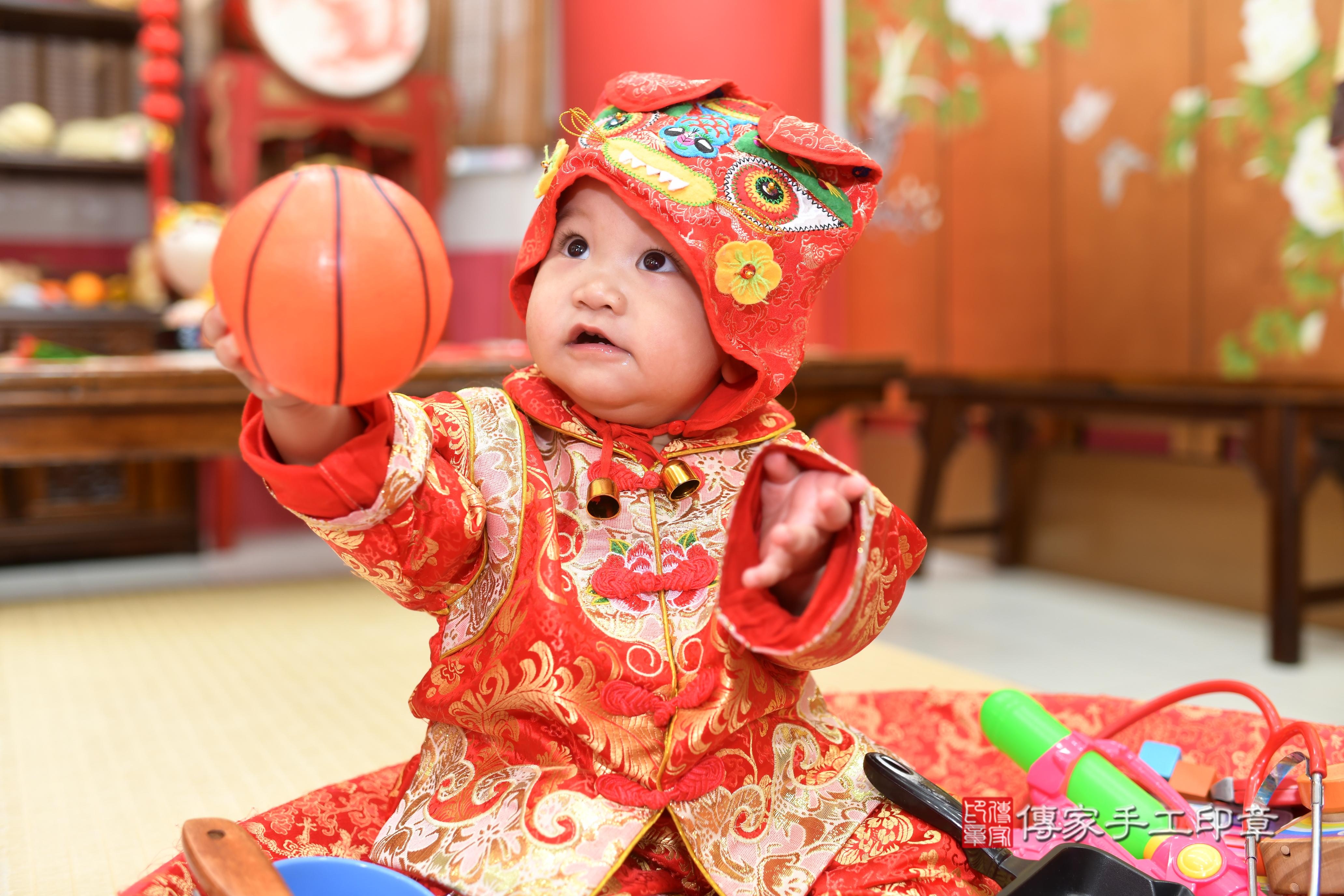 傳家手工印章高雄店、抓周、度脺、中國風會場、傳家嬰兒古禮、吉祥話、抓周道具物品24種、拍照。抓周證書。寶寶抓周、滿周歲、生日快樂、祝福 傳家手工印章高雄店、抓周、度脺、中國風會場、傳家嬰兒古禮、吉祥話、抓周道具物品24種、拍照。抓周證書。寶寶抓周、滿周歲、生日快樂、祝福
