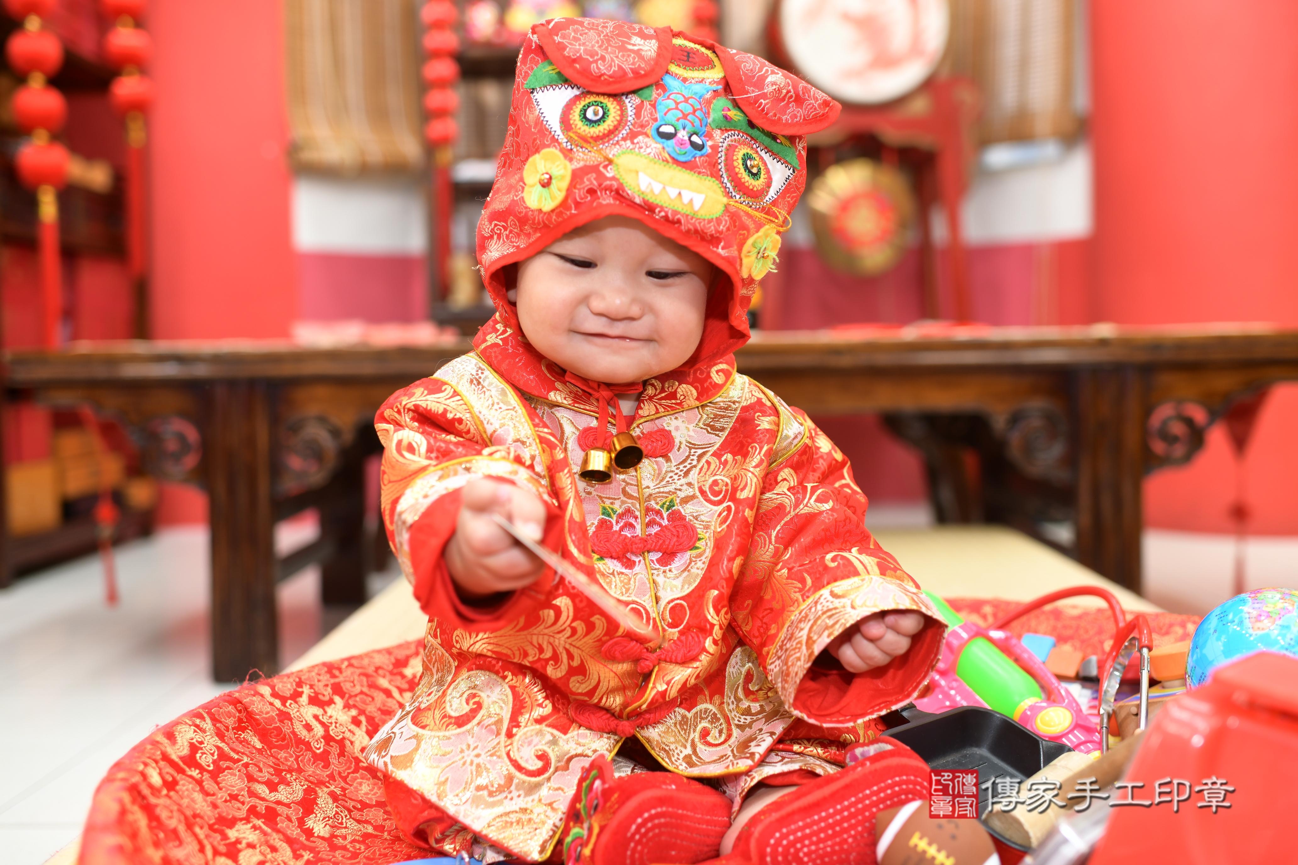 傳家手工印章高雄店、抓周、度脺、中國風會場、傳家嬰兒古禮、吉祥話、抓周道具物品24種、拍照。抓周證書。寶寶抓周、滿周歲、生日快樂、祝福 傳家手工印章高雄店、抓周、度脺、中國風會場、傳家嬰兒古禮、吉祥話、抓周道具物品24種、拍照。抓周證書。寶寶抓周、滿周歲、生日快樂、祝福