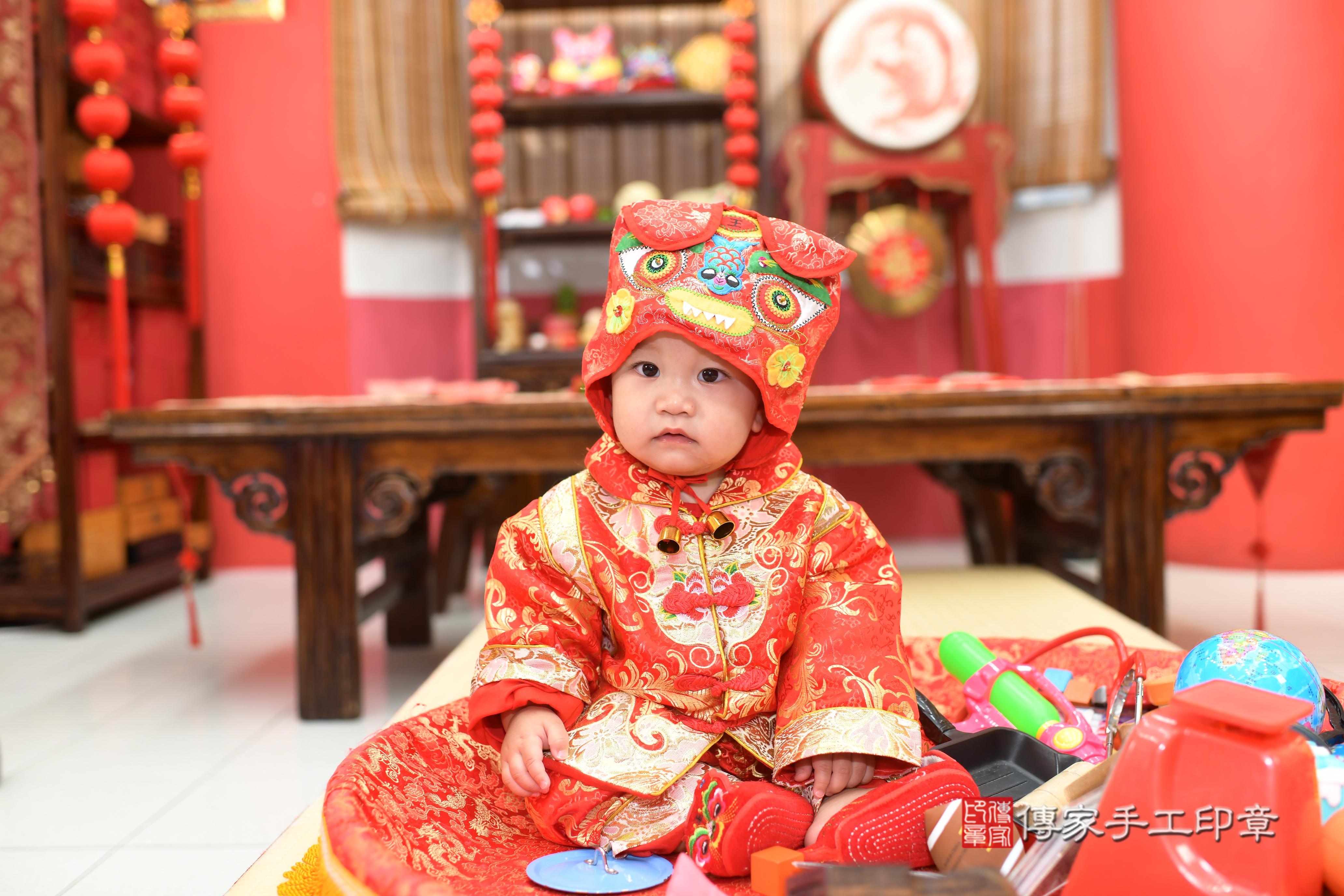 傳家手工印章高雄店、抓周、度脺、中國風會場、傳家嬰兒古禮、吉祥話、抓周道具物品24種、拍照。抓周證書。寶寶抓周、滿周歲、生日快樂、祝福 傳家手工印章高雄店、抓周、度脺、中國風會場、傳家嬰兒古禮、吉祥話、抓周道具物品24種、拍照。抓周證書。寶寶抓周、滿周歲、生日快樂、祝福