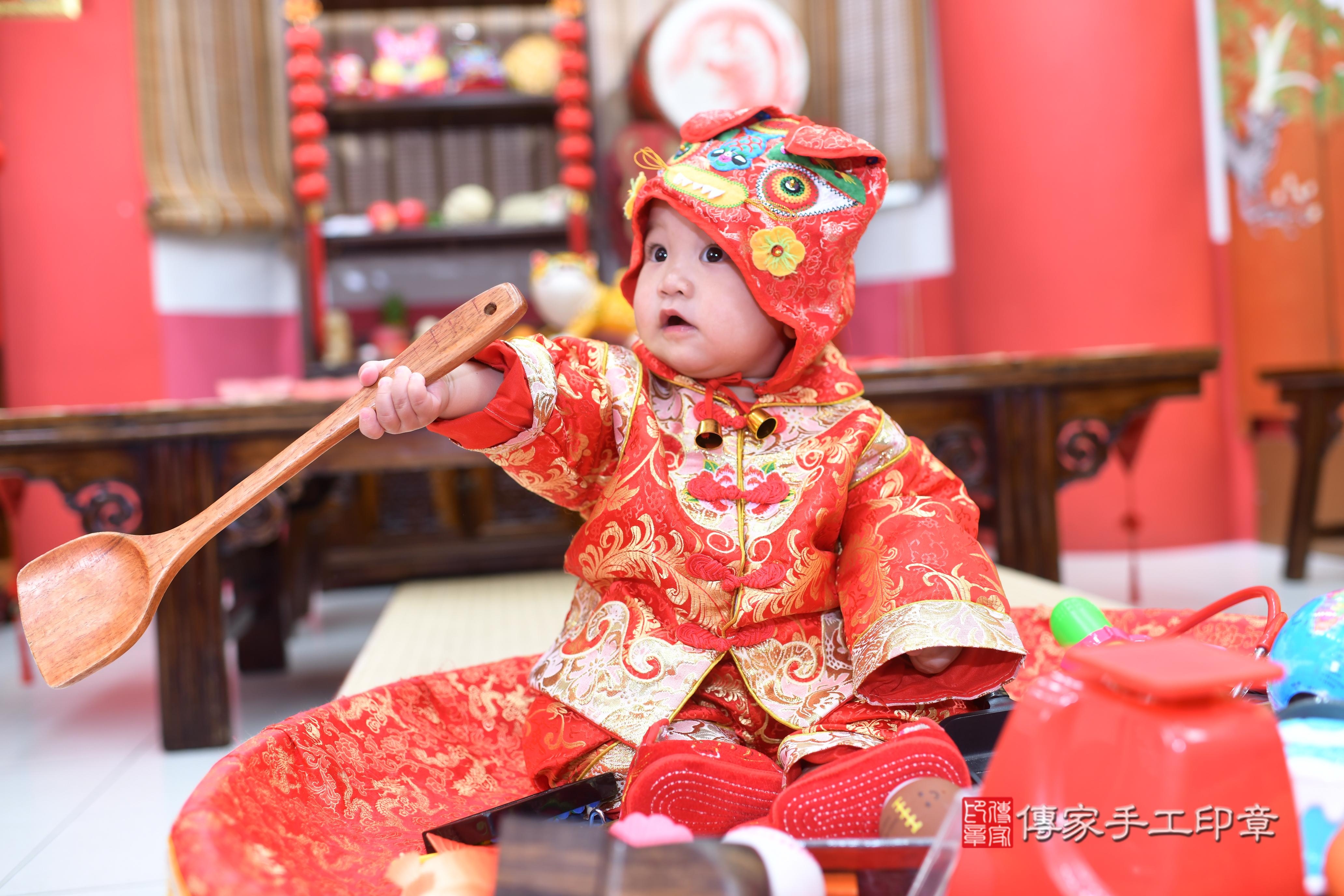 傳家手工印章高雄店、抓周、度脺、中國風會場、傳家嬰兒古禮、吉祥話、抓周道具物品24種、拍照。抓周證書。寶寶抓周、滿周歲、生日快樂、祝福 傳家手工印章高雄店、抓周、度脺、中國風會場、傳家嬰兒古禮、吉祥話、抓周道具物品24種、拍照。抓周證書。寶寶抓周、滿周歲、生日快樂、祝福