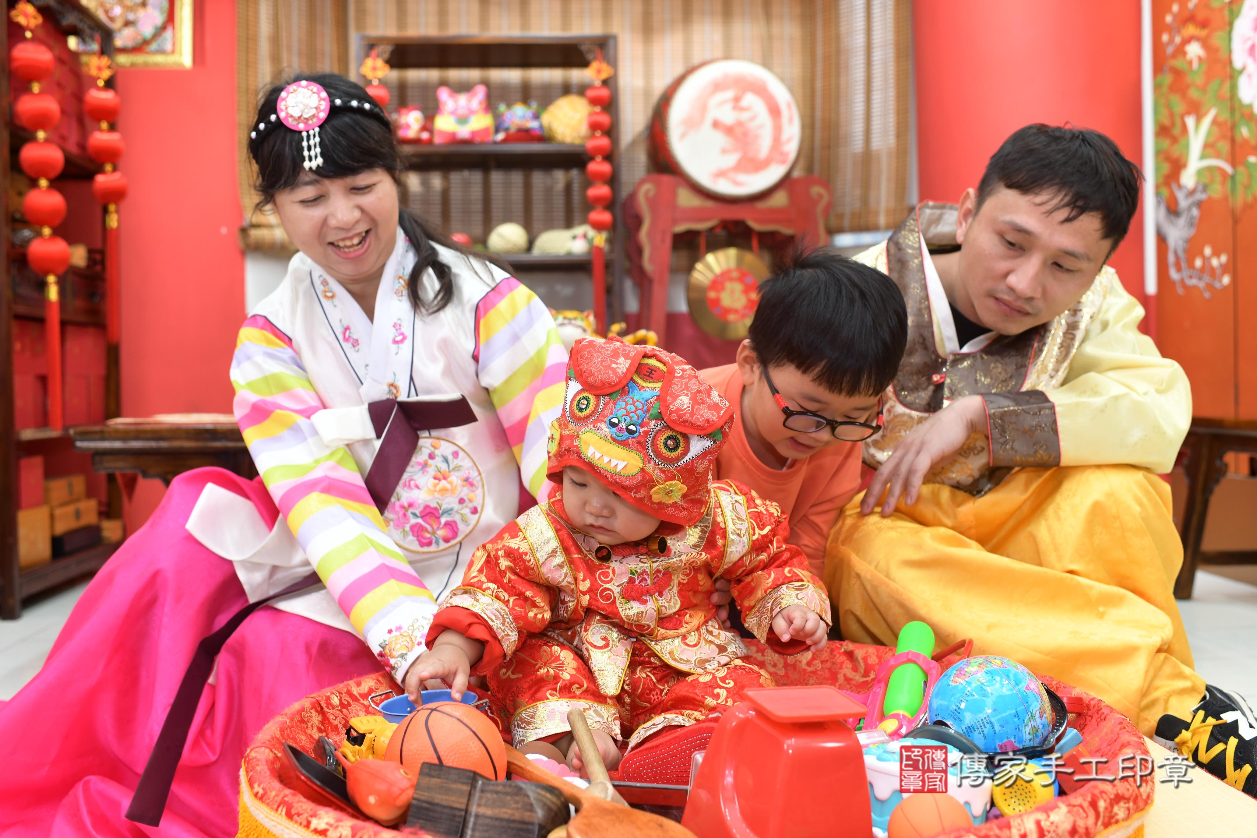 傳家手工印章高雄店、抓周、度脺、中國風會場、傳家嬰兒古禮、吉祥話、抓周道具物品24種、拍照。抓周證書。寶寶抓周、滿周歲、生日快樂、祝福 傳家手工印章高雄店、抓周、度脺、中國風會場、傳家嬰兒古禮、吉祥話、抓周道具物品24種、拍照。抓周證書。寶寶抓周、滿周歲、生日快樂、祝福