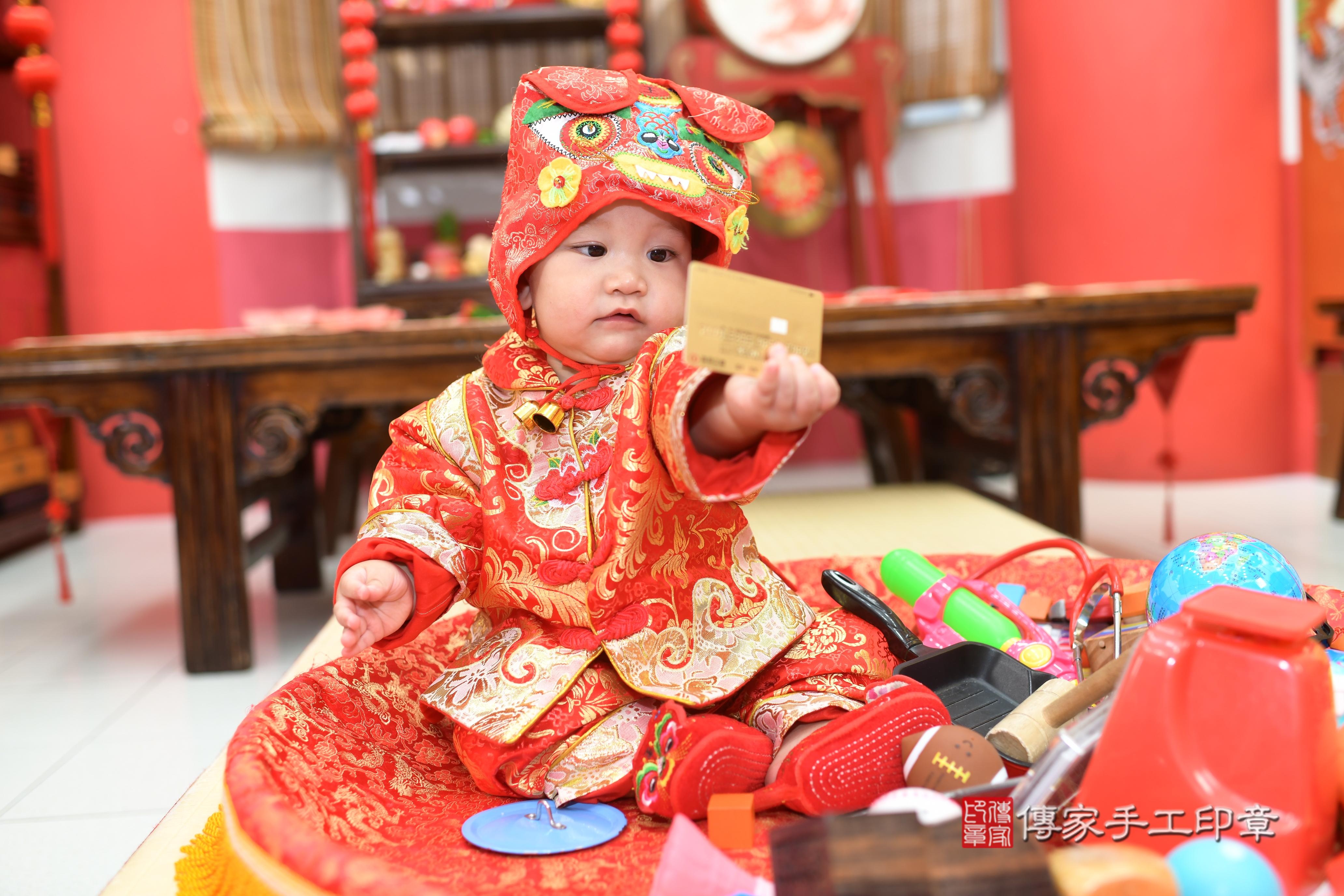 傳家手工印章高雄店、抓周、度脺、中國風會場、傳家嬰兒古禮、吉祥話、抓周道具物品24種、拍照。抓周證書。寶寶抓周、滿周歲、生日快樂、祝福 傳家手工印章高雄店、抓周、度脺、中國風會場、傳家嬰兒古禮、吉祥話、抓周道具物品24種、拍照。抓周證書。寶寶抓周、滿周歲、生日快樂、祝福