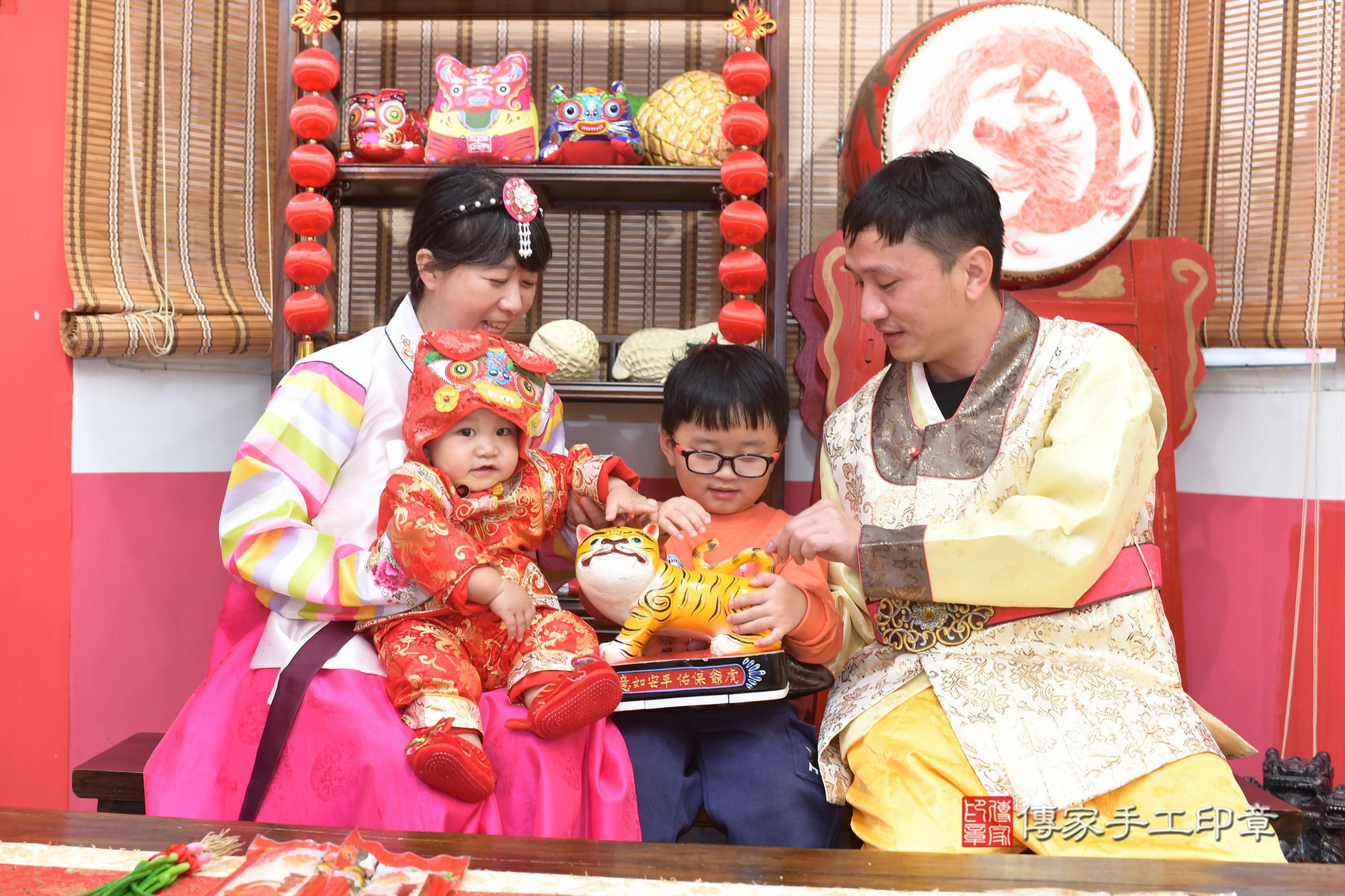 傳家手工印章高雄店、抓周、度脺、中國風會場、傳家嬰兒古禮、吉祥話、抓周道具物品24種、拍照。抓周證書。寶寶抓周、滿周歲、生日快樂、祝福 傳家手工印章高雄店、抓周、度脺、中國風會場、傳家嬰兒古禮、吉祥話、抓周道具物品24種、拍照。抓周證書。寶寶抓周、滿周歲、生日快樂、祝福