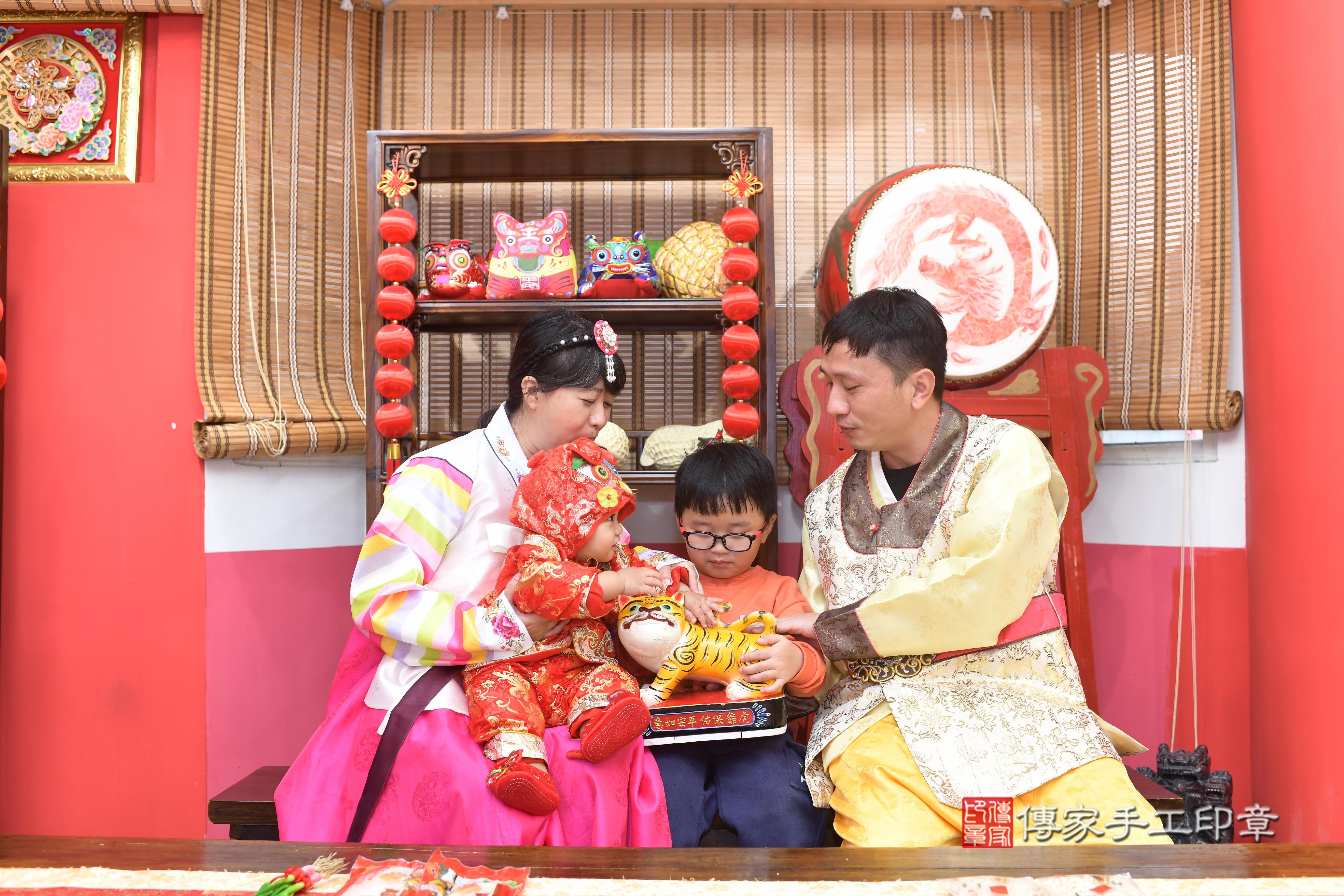 傳家手工印章高雄店、抓周、度脺、中國風會場、傳家嬰兒古禮、吉祥話、抓周道具物品24種、拍照。抓周證書。寶寶抓周、滿周歲、生日快樂、祝福 傳家手工印章高雄店、抓周、度脺、中國風會場、傳家嬰兒古禮、吉祥話、抓周道具物品24種、拍照。抓周證書。寶寶抓周、滿周歲、生日快樂、祝福