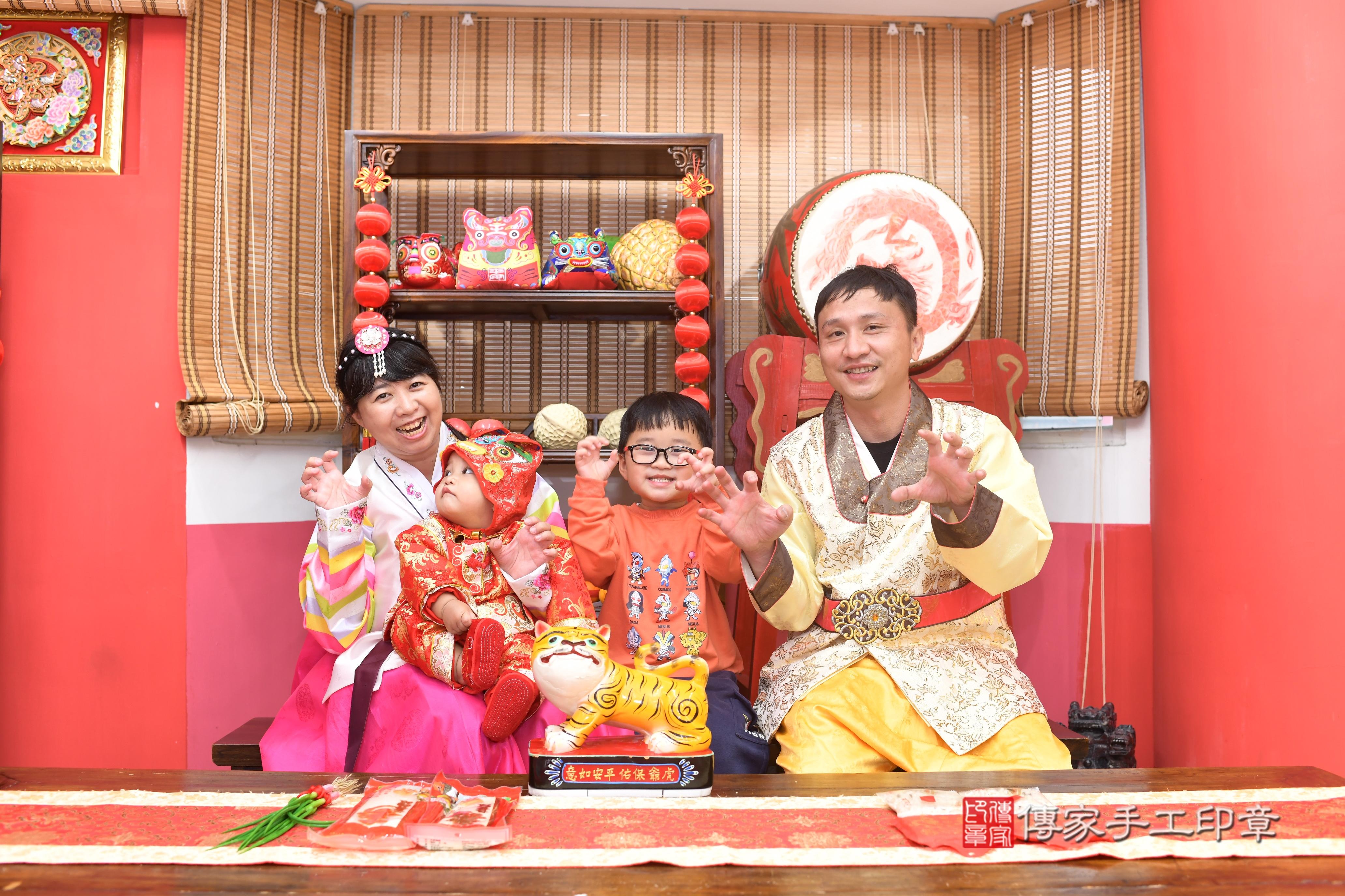 傳家手工印章高雄店、抓周、度脺、中國風會場、傳家嬰兒古禮、吉祥話、抓周道具物品24種、拍照。抓周證書。寶寶抓周、滿周歲、生日快樂、祝福 傳家手工印章高雄店、抓周、度脺、中國風會場、傳家嬰兒古禮、吉祥話、抓周道具物品24種、拍照。抓周證書。寶寶抓周、滿周歲、生日快樂、祝福