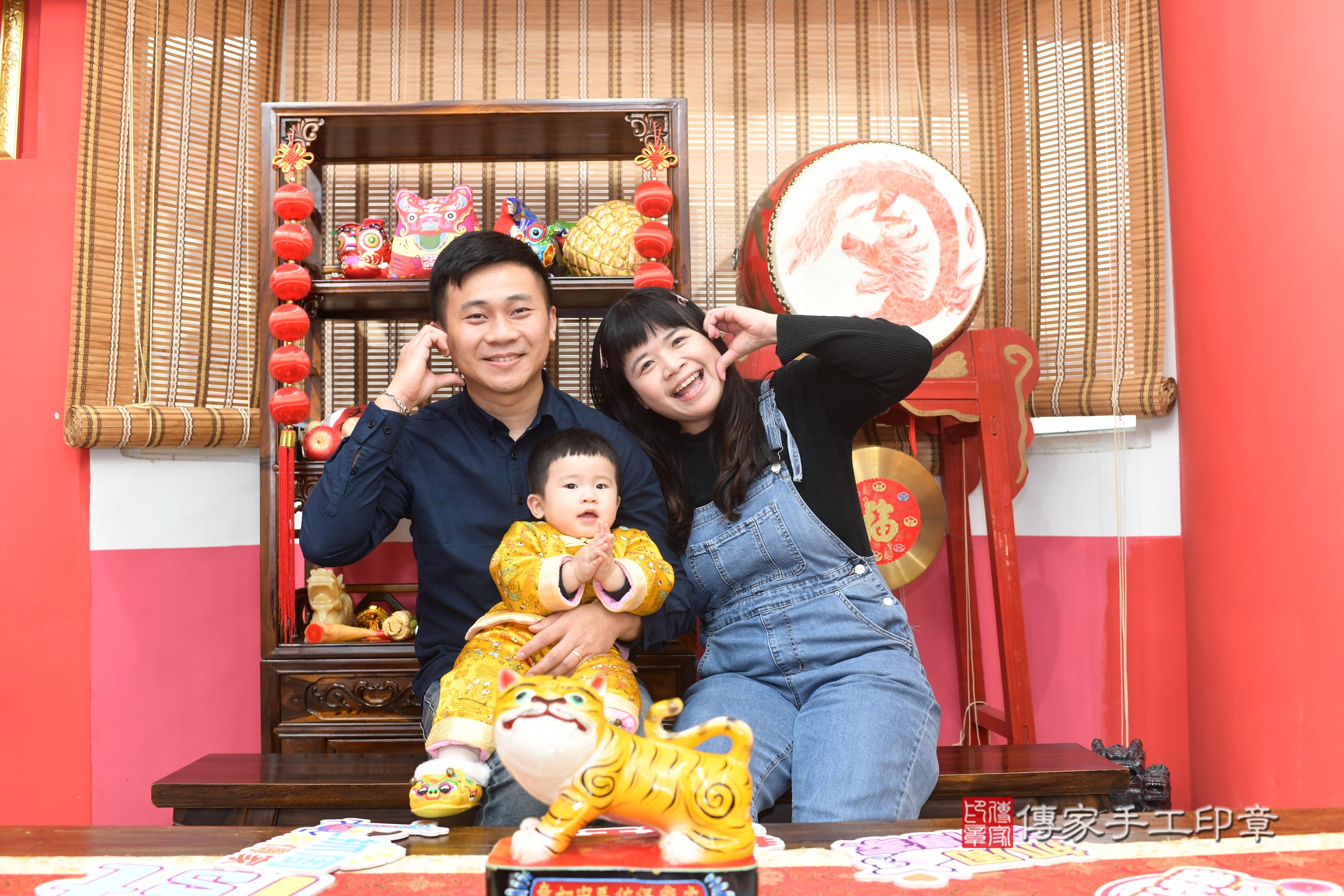 傳家手工印章高雄店、抓周、度脺、中國風會場、傳家嬰兒古禮、吉祥話、抓周道具物品24種、拍照。抓周證書。寶寶抓周、滿周歲、生日快樂、祝福 傳家手工印章高雄店、抓周、度脺、中國風會場、傳家嬰兒古禮、吉祥話、抓周道具物品24種、拍照。抓周證書。寶寶抓周、滿周歲、生日快樂、祝福