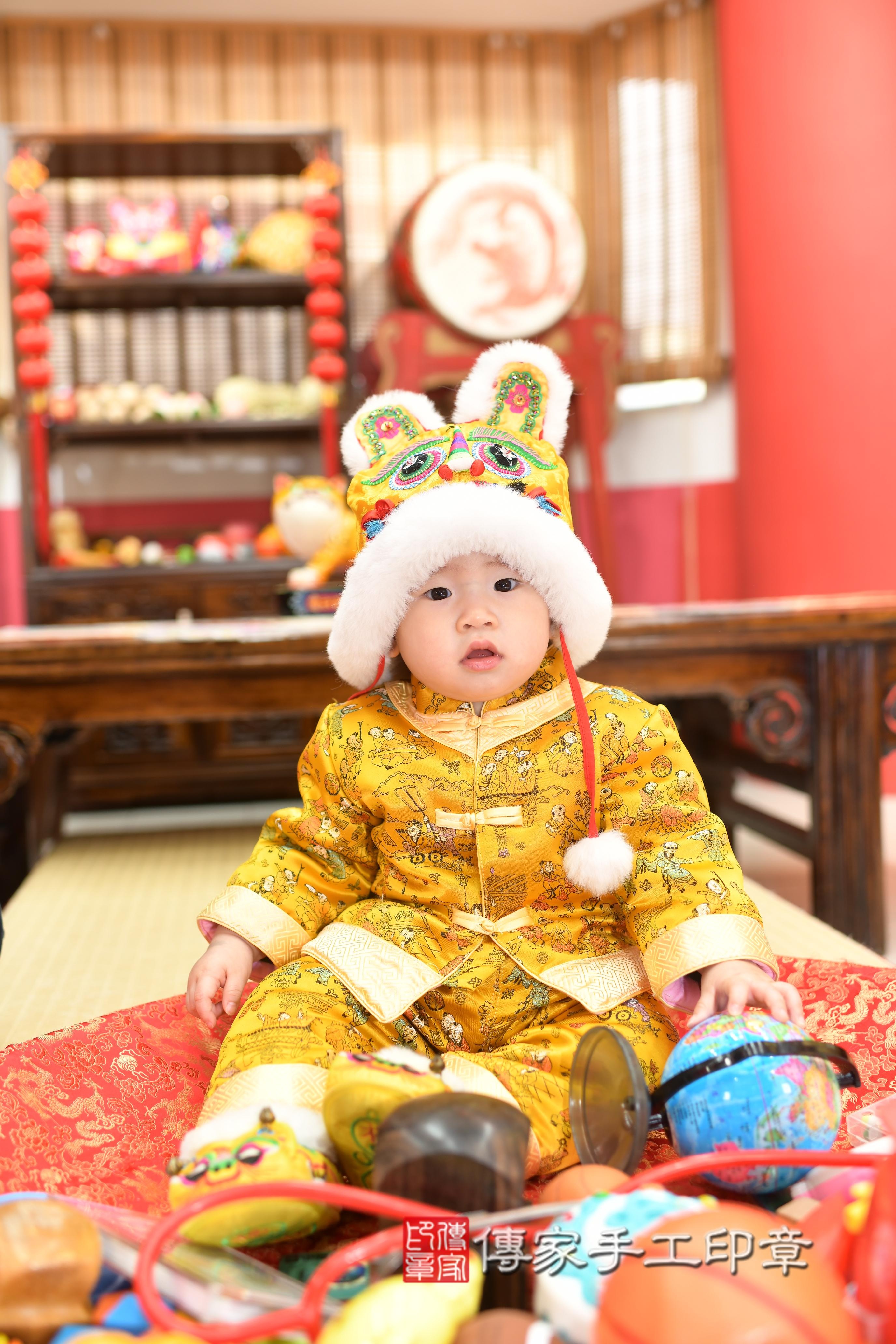 傳家手工印章高雄店、抓周、度脺、中國風會場、傳家嬰兒古禮、吉祥話、抓周道具物品24種、拍照。抓周證書。寶寶抓周、滿周歲、生日快樂、祝福 傳家手工印章高雄店、抓周、度脺、中國風會場、傳家嬰兒古禮、吉祥話、抓周道具物品24種、拍照。抓周證書。寶寶抓周、滿周歲、生日快樂、祝福