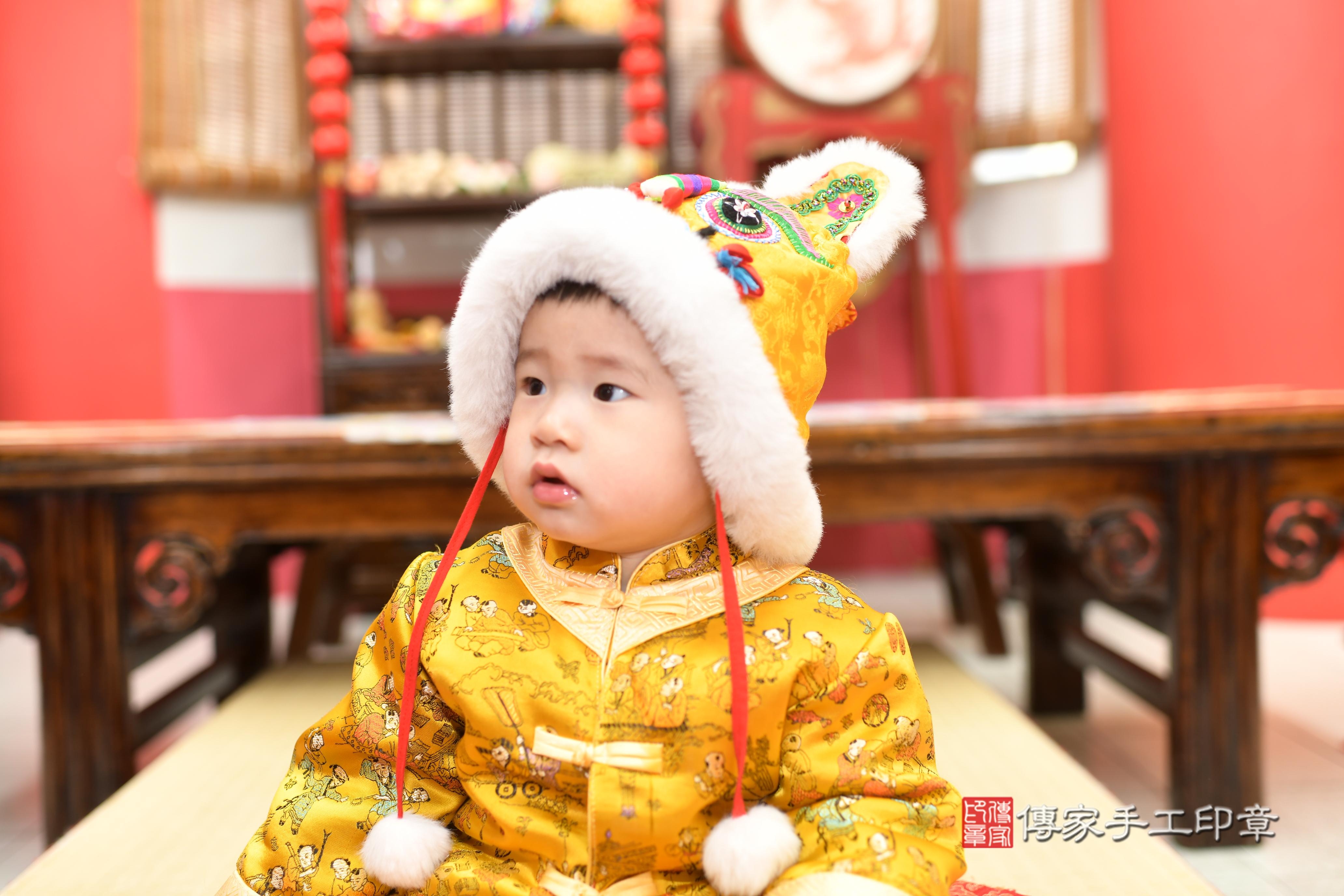 傳家手工印章高雄店、抓周、度脺、中國風會場、傳家嬰兒古禮、吉祥話、抓周道具物品24種、拍照。抓周證書。寶寶抓周、滿周歲、生日快樂、祝福 傳家手工印章高雄店、抓周、度脺、中國風會場、傳家嬰兒古禮、吉祥話、抓周道具物品24種、拍照。抓周證書。寶寶抓周、滿周歲、生日快樂、祝福