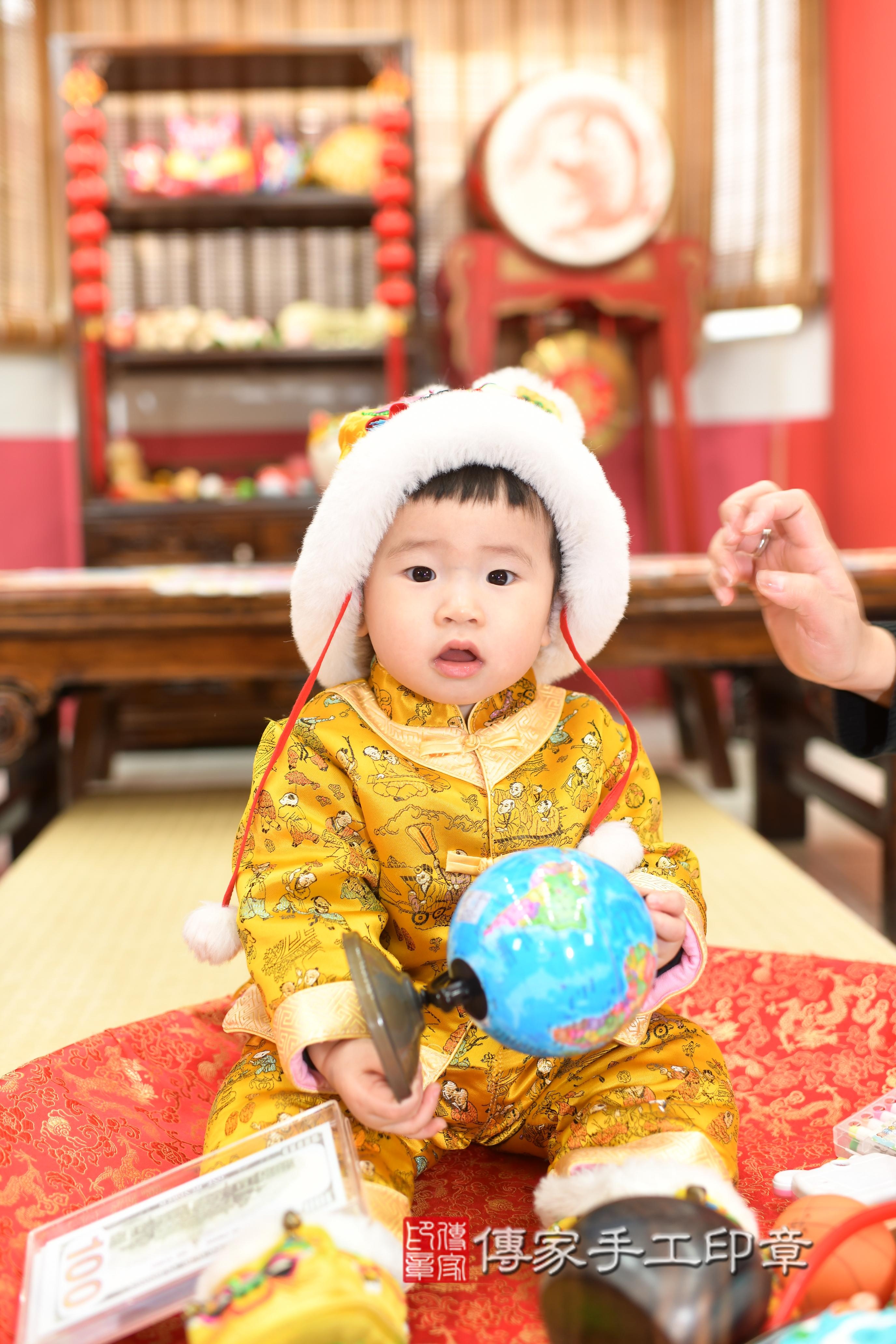 傳家手工印章高雄店、抓周、度脺、中國風會場、傳家嬰兒古禮、吉祥話、抓周道具物品24種、拍照。抓周證書。寶寶抓周、滿周歲、生日快樂、祝福 傳家手工印章高雄店、抓周、度脺、中國風會場、傳家嬰兒古禮、吉祥話、抓周道具物品24種、拍照。抓周證書。寶寶抓周、滿周歲、生日快樂、祝福