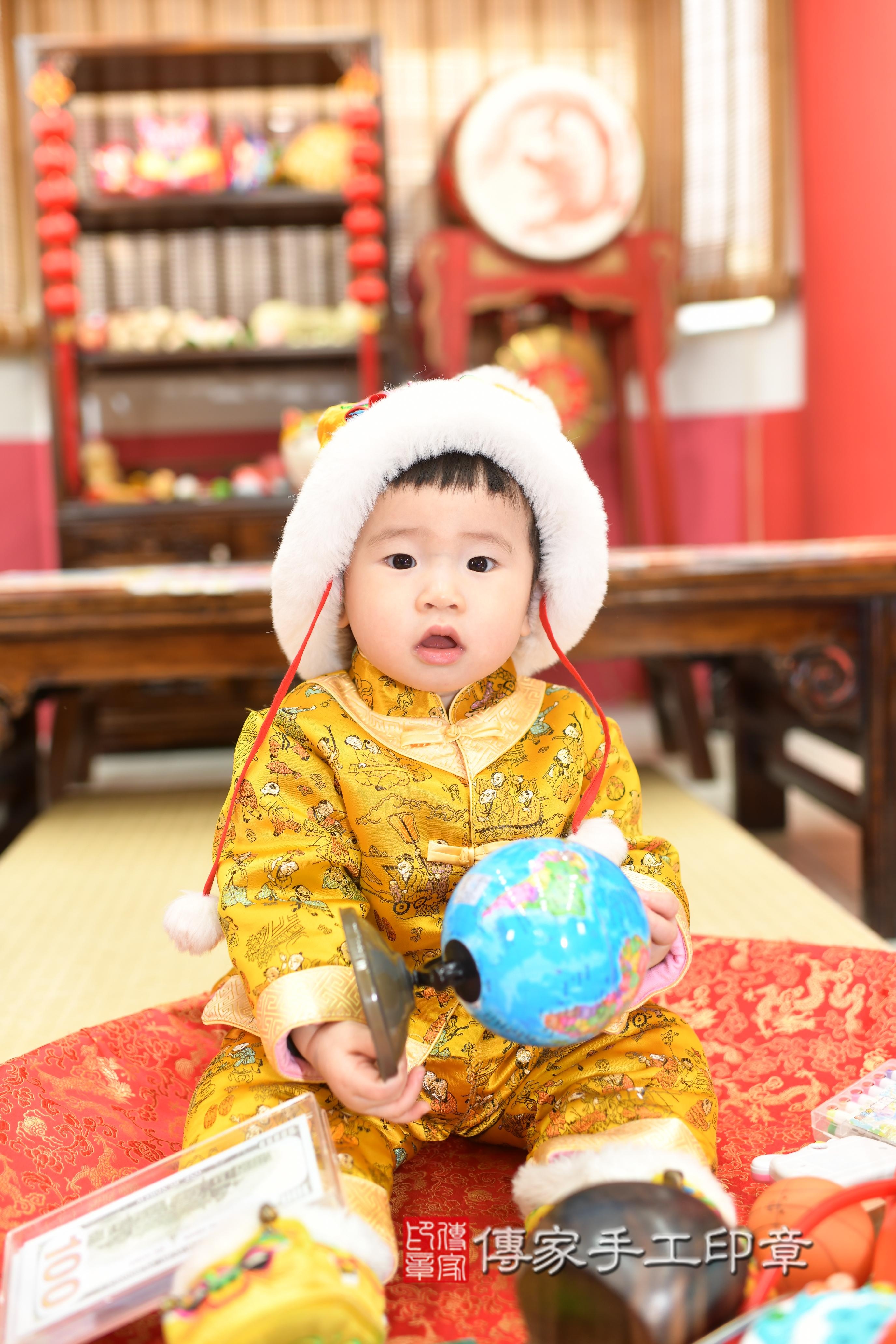 傳家手工印章高雄店、抓周、度脺、中國風會場、傳家嬰兒古禮、吉祥話、抓周道具物品24種、拍照。抓周證書。寶寶抓周、滿周歲、生日快樂、祝福 傳家手工印章高雄店、抓周、度脺、中國風會場、傳家嬰兒古禮、吉祥話、抓周道具物品24種、拍照。抓周證書。寶寶抓周、滿周歲、生日快樂、祝福