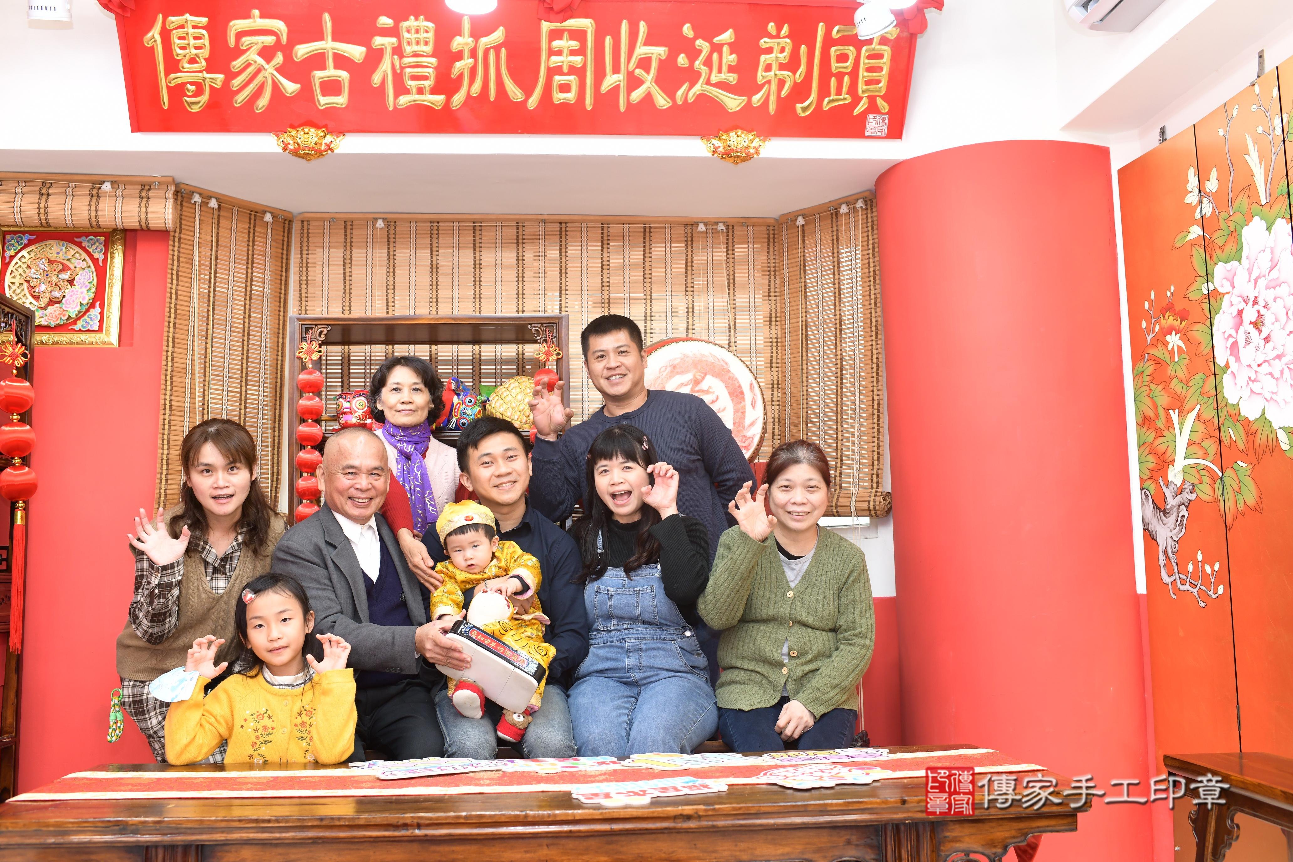 傳家手工印章高雄店、抓周、度脺、中國風會場、傳家嬰兒古禮、吉祥話、抓周道具物品24種、拍照。抓周證書。寶寶抓周、滿周歲、生日快樂、祝福 傳家手工印章高雄店、抓周、度脺、中國風會場、傳家嬰兒古禮、吉祥話、抓周道具物品24種、拍照。抓周證書。寶寶抓周、滿周歲、生日快樂、祝福