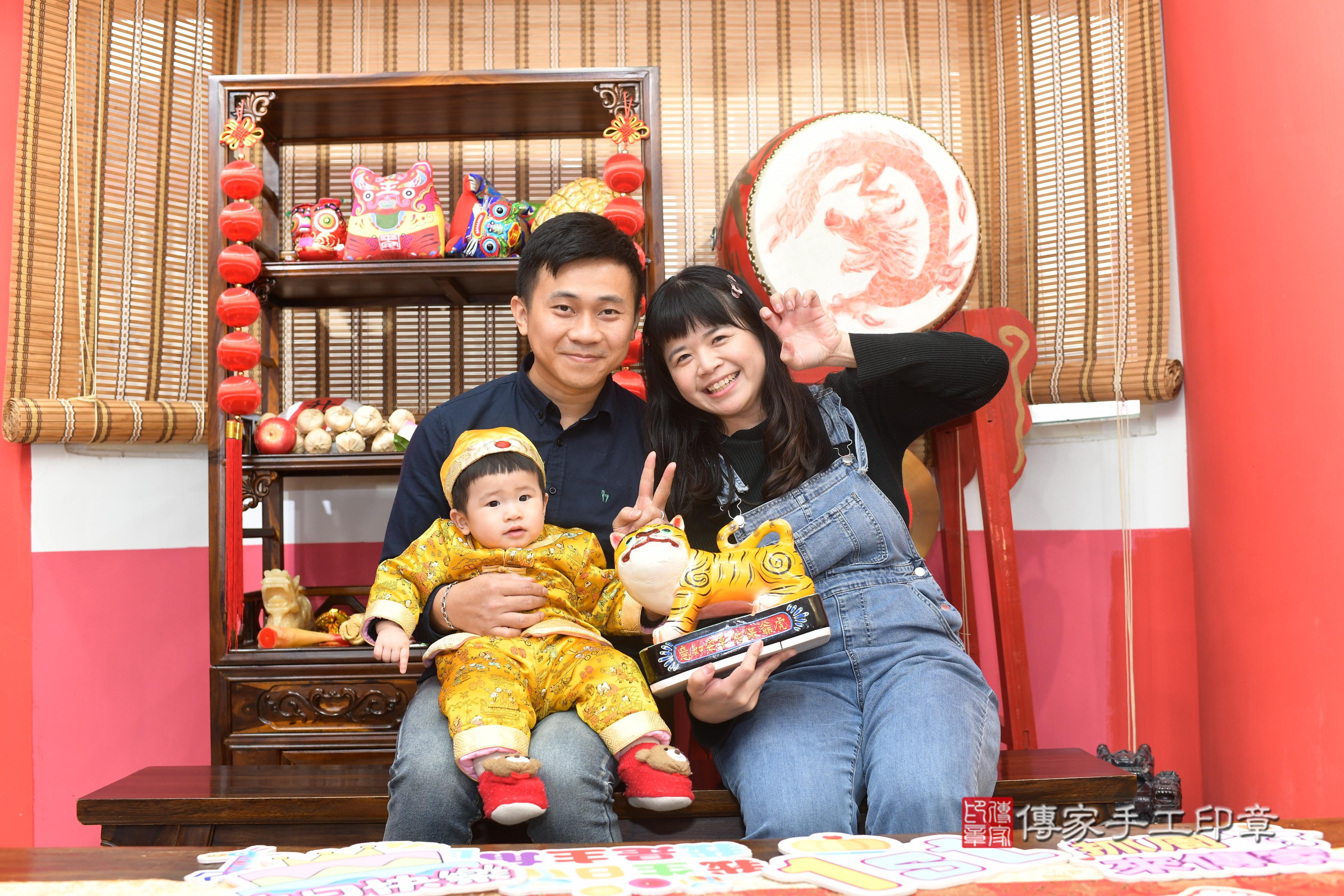 傳家手工印章高雄店、抓周、度脺、中國風會場、傳家嬰兒古禮、吉祥話、抓周道具物品24種、拍照。抓周證書。寶寶抓周、滿周歲、生日快樂、祝福 傳家手工印章高雄店、抓周、度脺、中國風會場、傳家嬰兒古禮、吉祥話、抓周道具物品24種、拍照。抓周證書。寶寶抓周、滿周歲、生日快樂、祝福