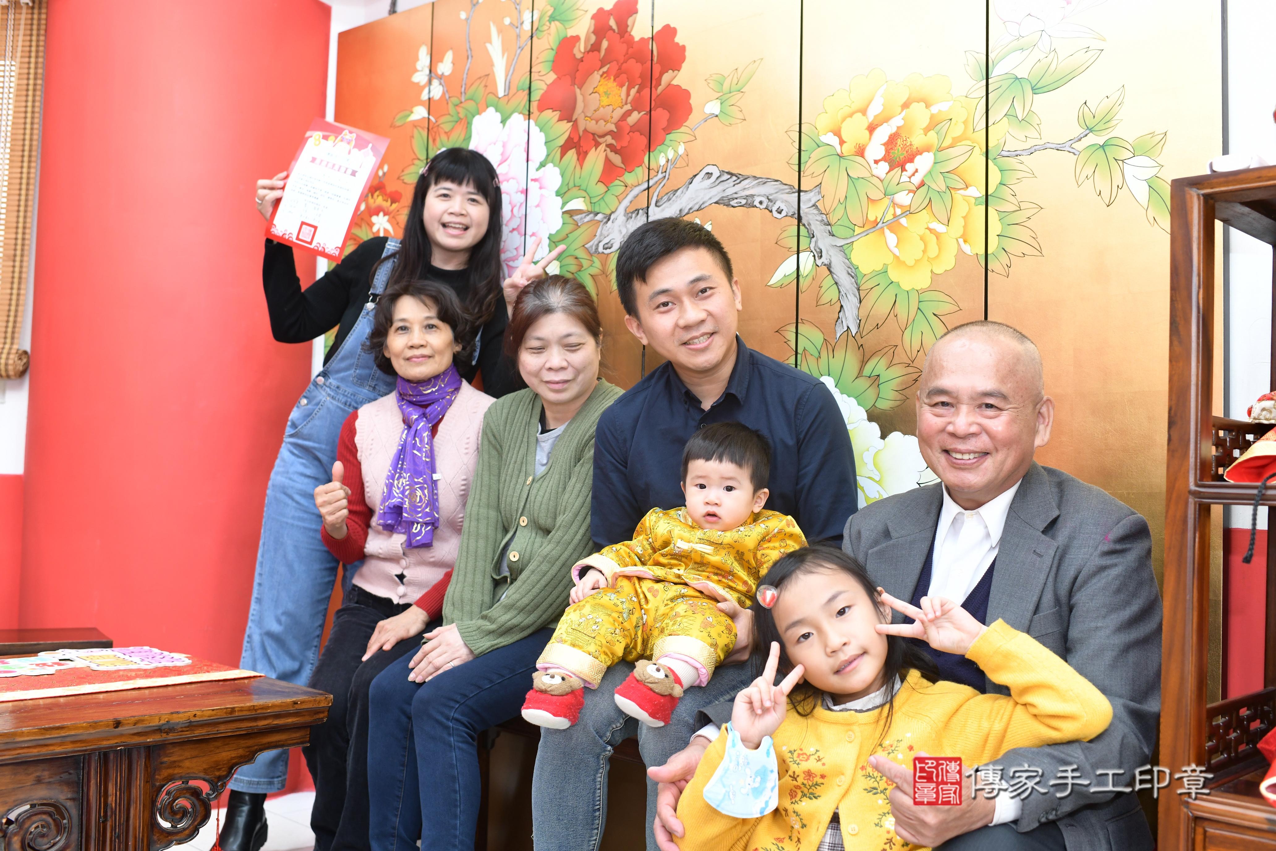 傳家手工印章高雄店、抓周、度脺、中國風會場、傳家嬰兒古禮、吉祥話、抓周道具物品24種、拍照。抓周證書。寶寶抓周、滿周歲、生日快樂、祝福 傳家手工印章高雄店、抓周、度脺、中國風會場、傳家嬰兒古禮、吉祥話、抓周道具物品24種、拍照。抓周證書。寶寶抓周、滿周歲、生日快樂、祝福