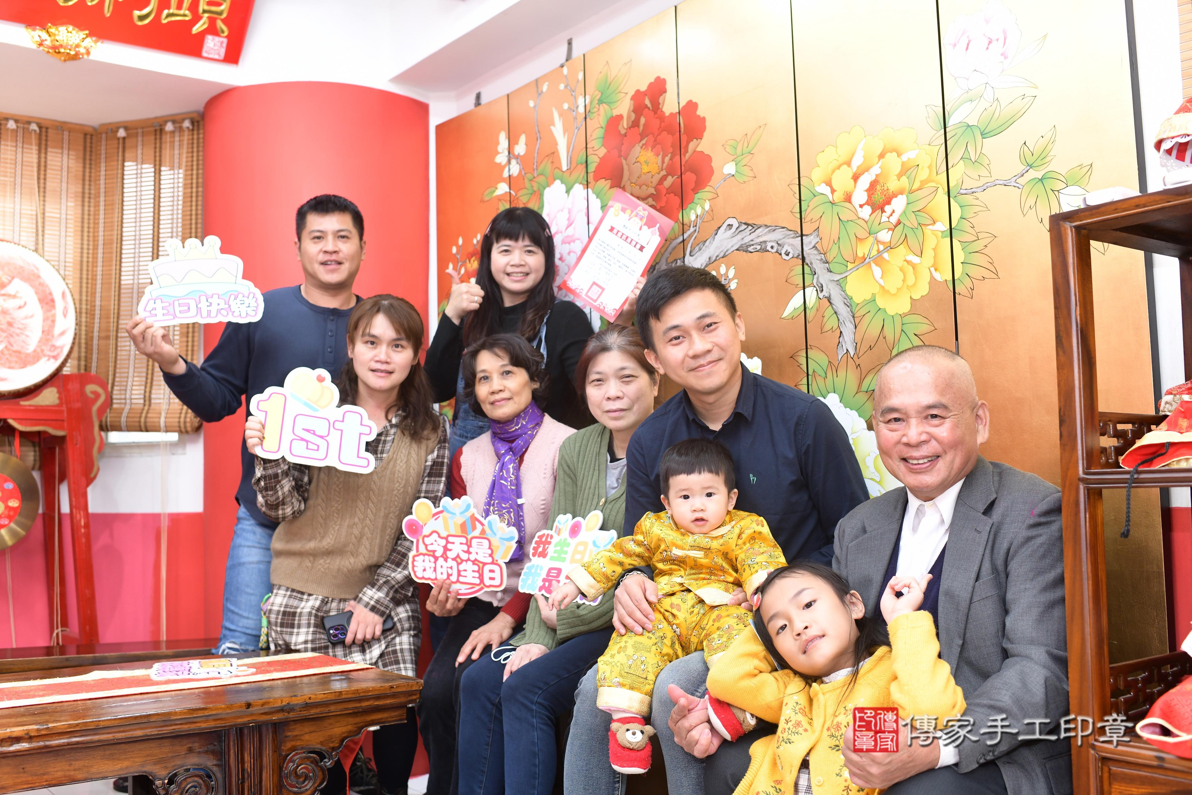 傳家手工印章高雄店、抓周、度脺、中國風會場、傳家嬰兒古禮、吉祥話、抓周道具物品24種、拍照。抓周證書。寶寶抓周、滿周歲、生日快樂、祝福 傳家手工印章高雄店、抓周、度脺、中國風會場、傳家嬰兒古禮、吉祥話、抓周道具物品24種、拍照。抓周證書。寶寶抓周、滿周歲、生日快樂、祝福