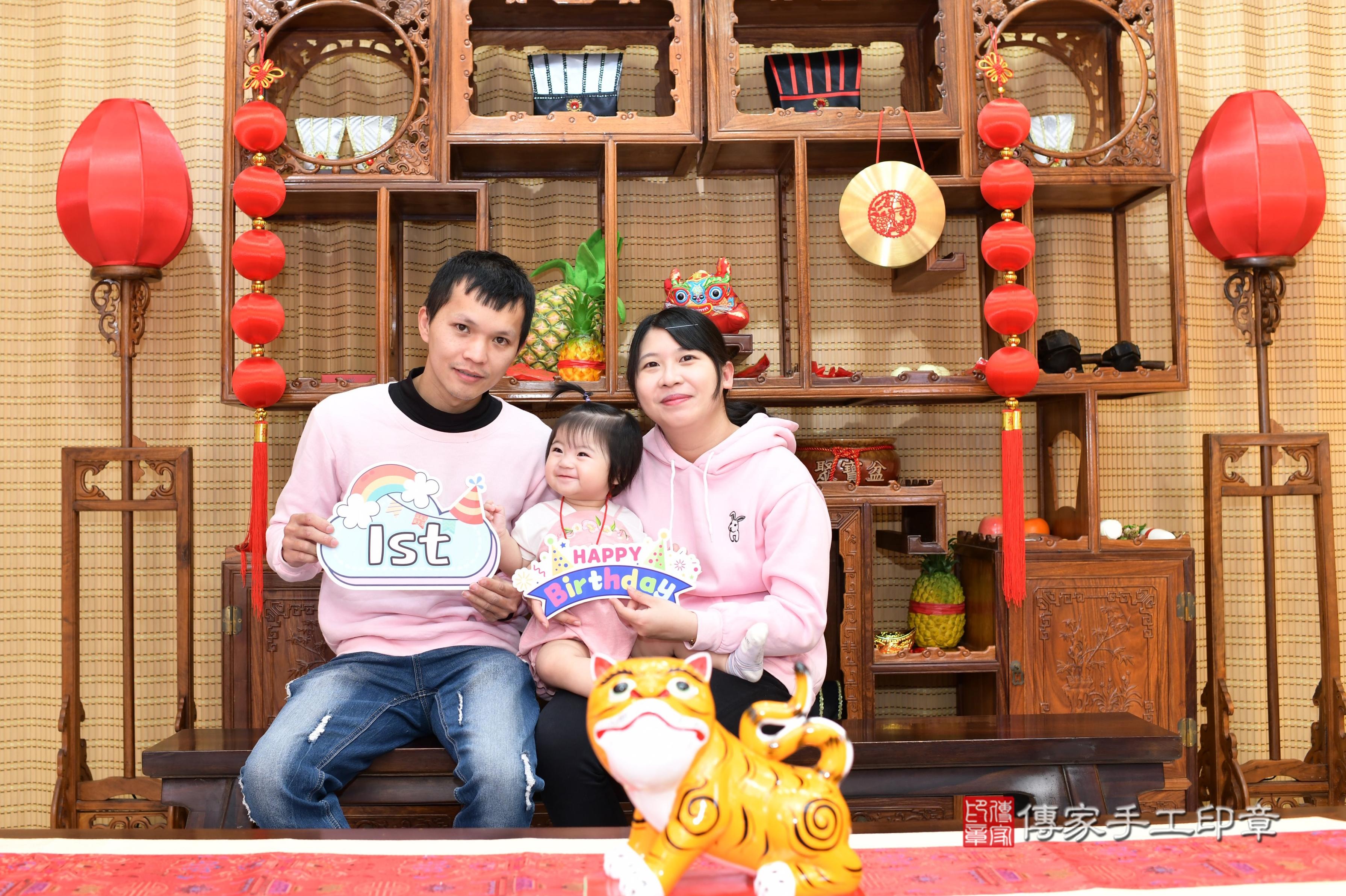 傳家手工印章台南店、抓周、度脺、中國風會場、傳家嬰兒古禮、吉祥話、抓周道具物品24種、拍照。抓周證書。寶寶抓周、滿周歲、生日快樂、祝福 傳家手工印章台南店、抓周、度脺、中國風會場、傳家嬰兒古禮、吉祥話、抓周道具物品24種、拍照。抓周證書。寶寶抓周、滿周歲、生日快樂、祝福