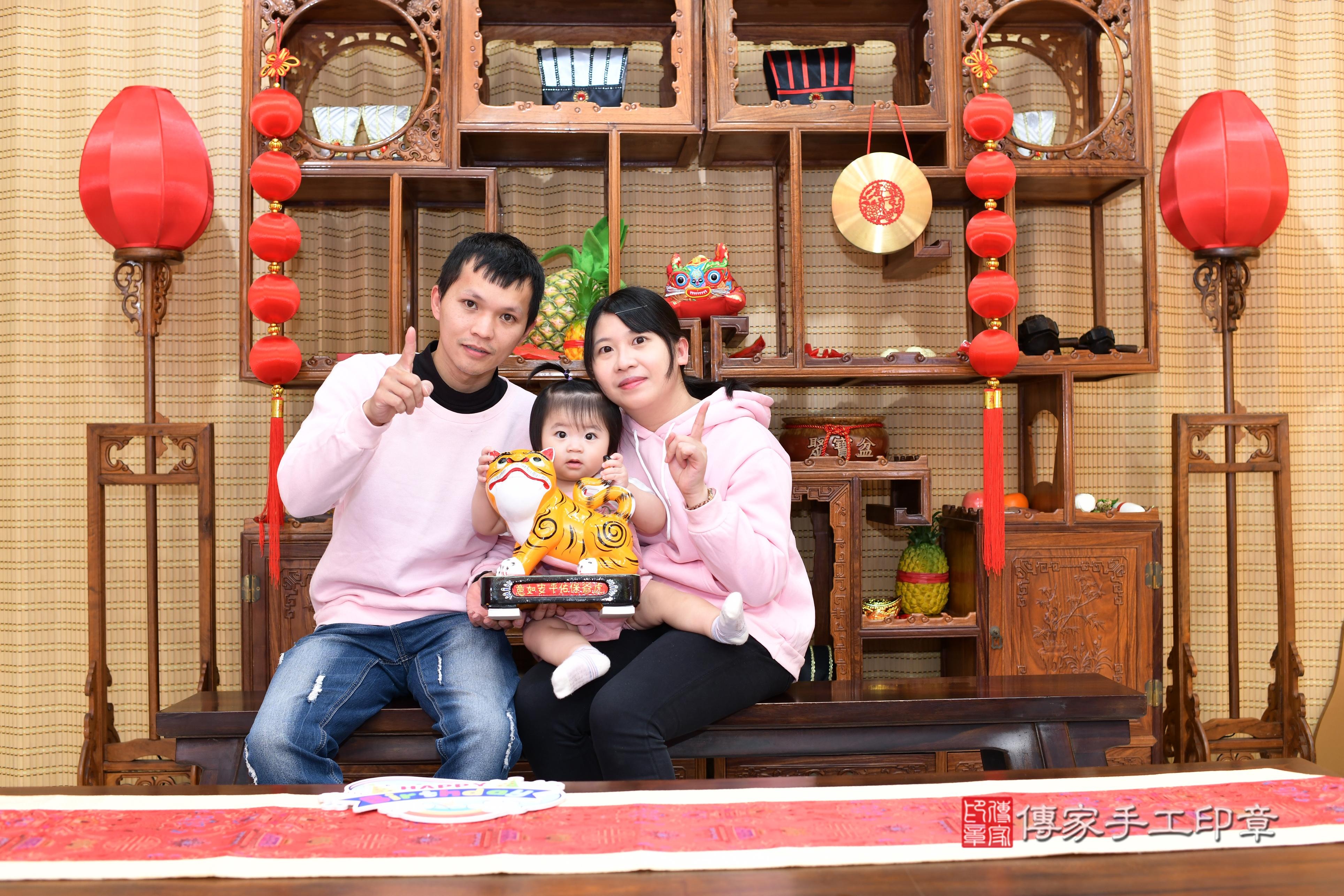 傳家手工印章台南店、抓周、度脺、中國風會場、傳家嬰兒古禮、吉祥話、抓周道具物品24種、拍照。抓周證書。寶寶抓周、滿周歲、生日快樂、祝福 傳家手工印章台南店、抓周、度脺、中國風會場、傳家嬰兒古禮、吉祥話、抓周道具物品24種、拍照。抓周證書。寶寶抓周、滿周歲、生日快樂、祝福