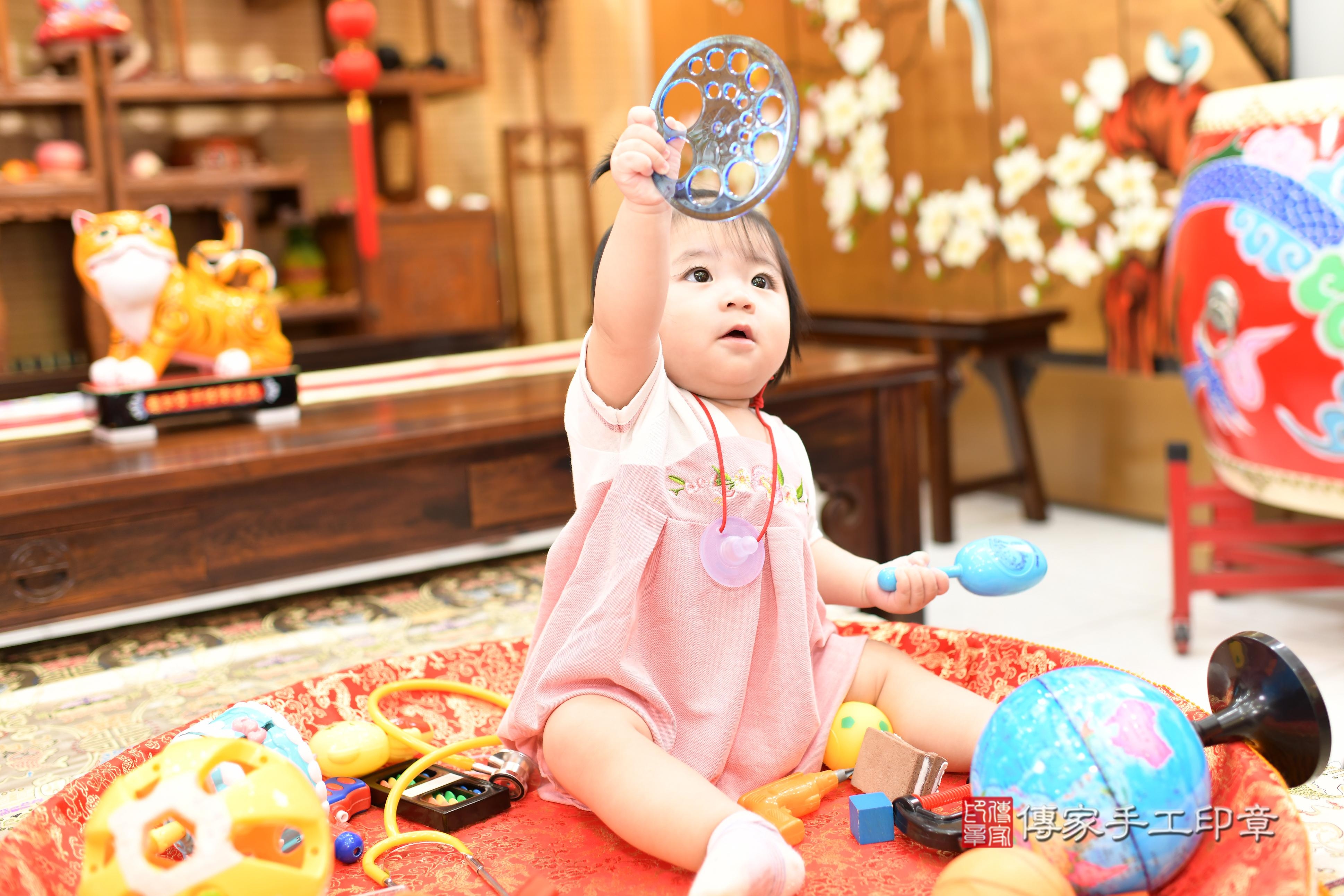 傳家手工印章台南店、抓周、度脺、中國風會場、傳家嬰兒古禮、吉祥話、抓周道具物品24種、拍照。抓周證書。寶寶抓周、滿周歲、生日快樂、祝福 傳家手工印章台南店、抓周、度脺、中國風會場、傳家嬰兒古禮、吉祥話、抓周道具物品24種、拍照。抓周證書。寶寶抓周、滿周歲、生日快樂、祝福