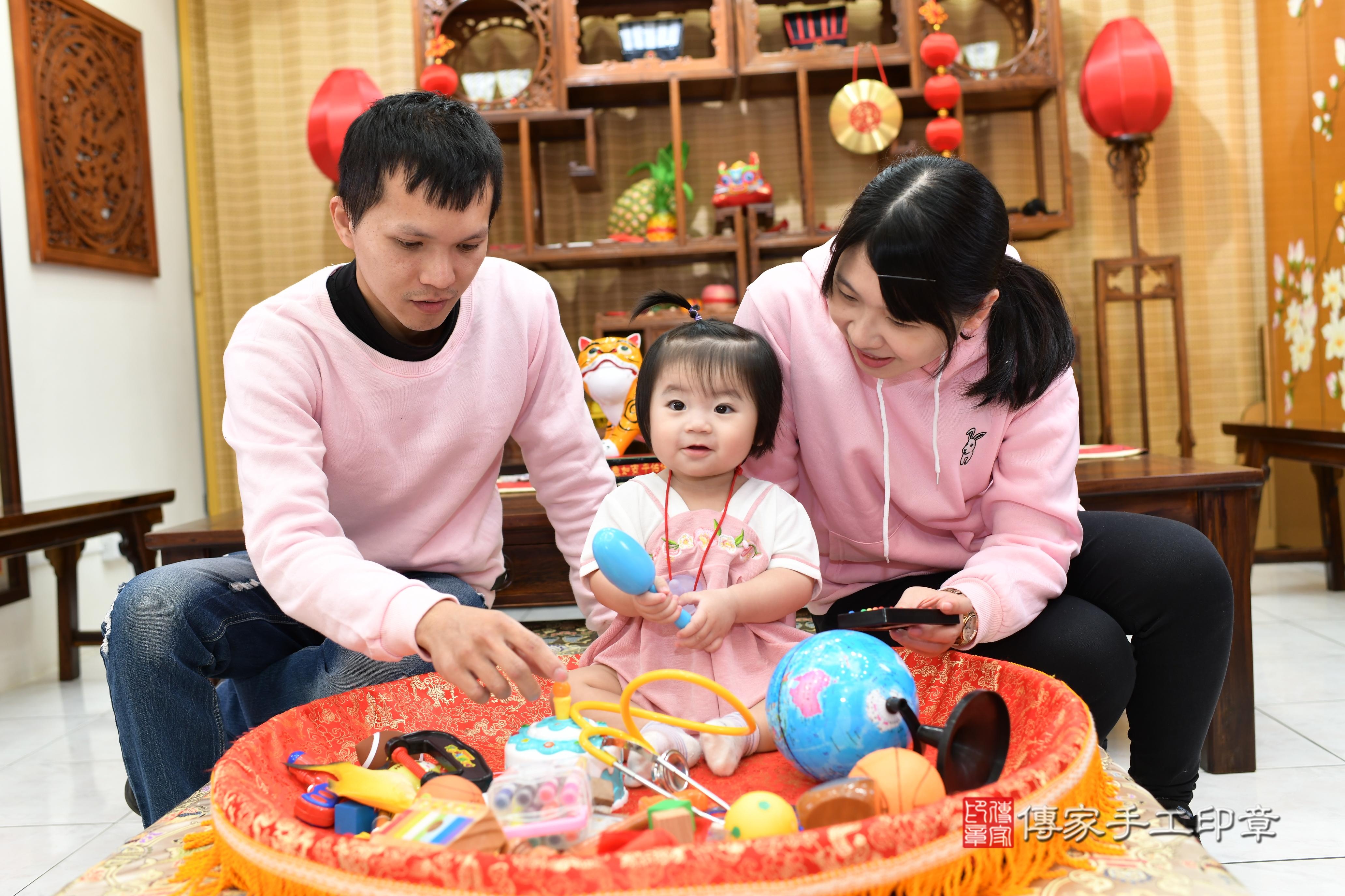 傳家手工印章台南店、抓周、度脺、中國風會場、傳家嬰兒古禮、吉祥話、抓周道具物品24種、拍照。抓周證書。寶寶抓周、滿周歲、生日快樂、祝福 傳家手工印章台南店、抓周、度脺、中國風會場、傳家嬰兒古禮、吉祥話、抓周道具物品24種、拍照。抓周證書。寶寶抓周、滿周歲、生日快樂、祝福