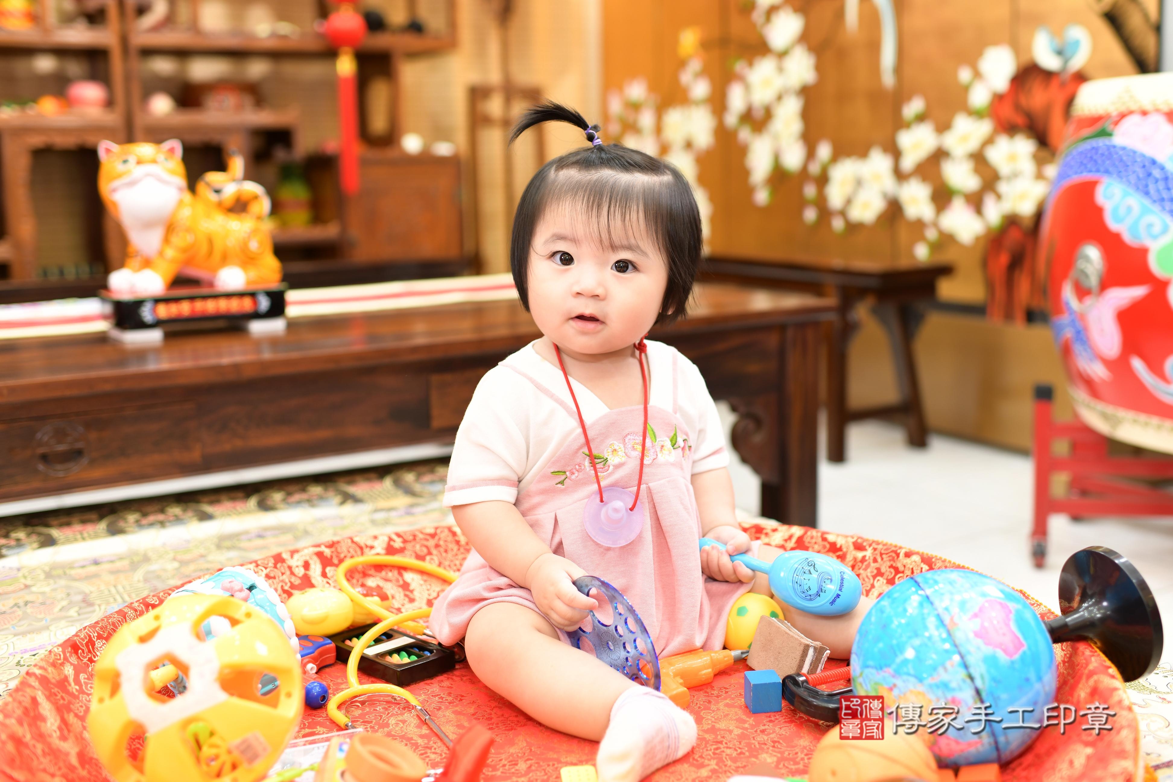 傳家手工印章台南店、抓周、度脺、中國風會場、傳家嬰兒古禮、吉祥話、抓周道具物品24種、拍照。抓周證書。寶寶抓周、滿周歲、生日快樂、祝福 傳家手工印章台南店、抓周、度脺、中國風會場、傳家嬰兒古禮、吉祥話、抓周道具物品24種、拍照。抓周證書。寶寶抓周、滿周歲、生日快樂、祝福