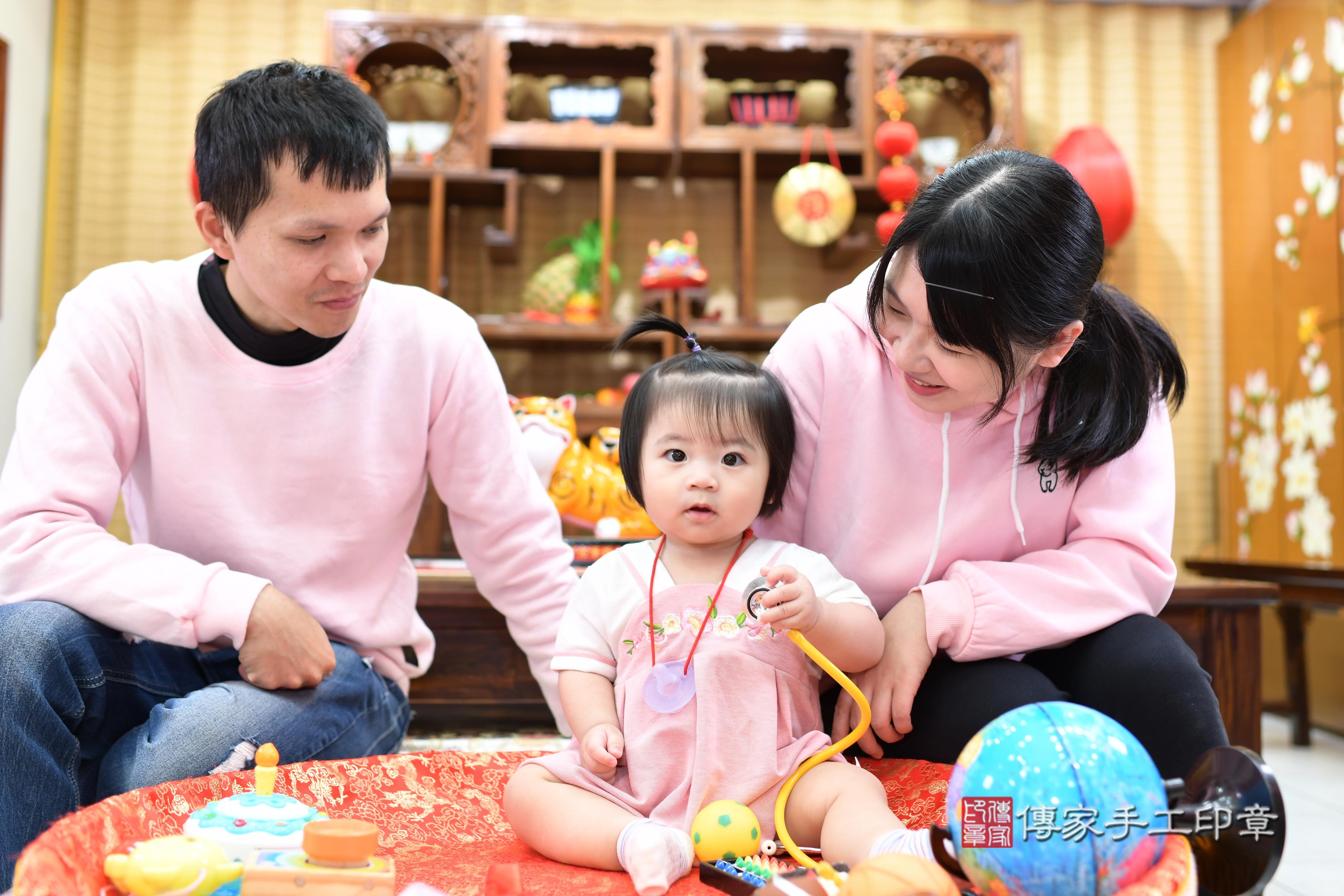 傳家手工印章台南店、抓周、度脺、中國風會場、傳家嬰兒古禮、吉祥話、抓周道具物品24種、拍照。抓周證書。寶寶抓周、滿周歲、生日快樂、祝福 傳家手工印章台南店、抓周、度脺、中國風會場、傳家嬰兒古禮、吉祥話、抓周道具物品24種、拍照。抓周證書。寶寶抓周、滿周歲、生日快樂、祝福