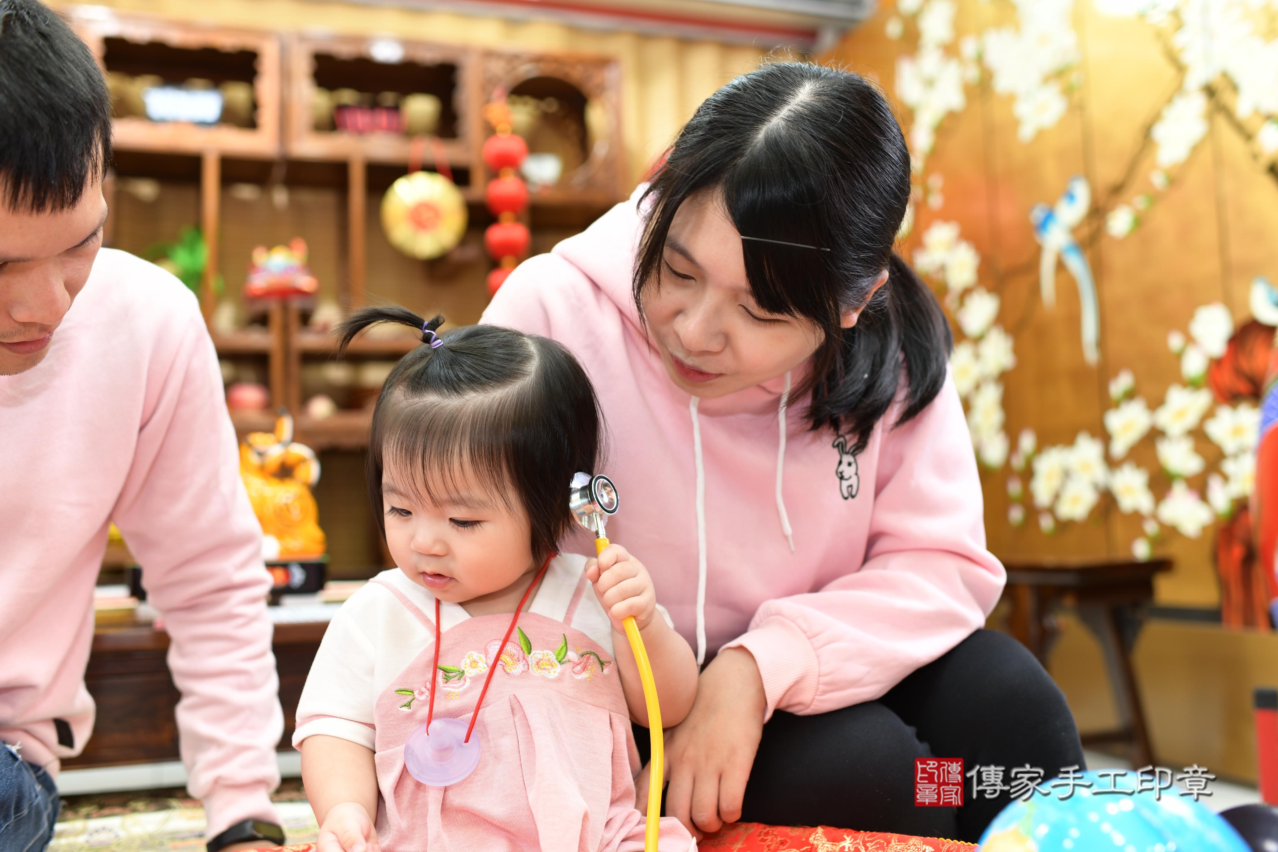 傳家手工印章台南店、抓周、度脺、中國風會場、傳家嬰兒古禮、吉祥話、抓周道具物品24種、拍照。抓周證書。寶寶抓周、滿周歲、生日快樂、祝福 傳家手工印章台南店、抓周、度脺、中國風會場、傳家嬰兒古禮、吉祥話、抓周道具物品24種、拍照。抓周證書。寶寶抓周、滿周歲、生日快樂、祝福