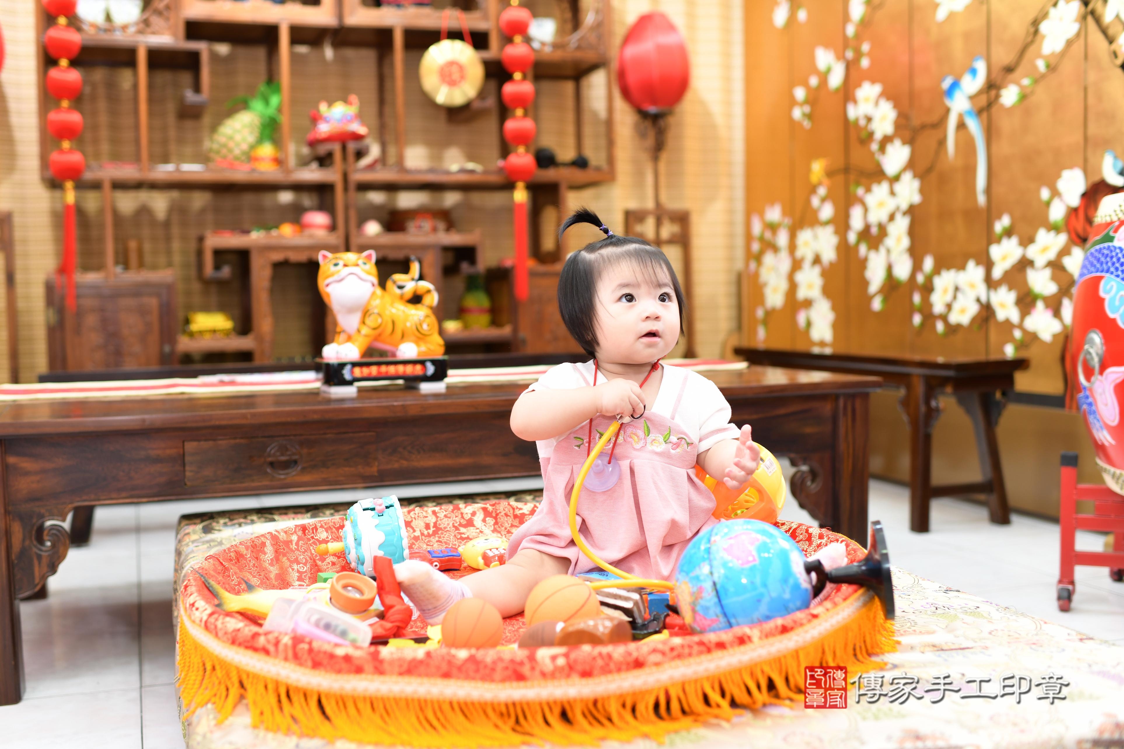 傳家手工印章台南店、抓周、度脺、中國風會場、傳家嬰兒古禮、吉祥話、抓周道具物品24種、拍照。抓周證書。寶寶抓周、滿周歲、生日快樂、祝福 傳家手工印章台南店、抓周、度脺、中國風會場、傳家嬰兒古禮、吉祥話、抓周道具物品24種、拍照。抓周證書。寶寶抓周、滿周歲、生日快樂、祝福