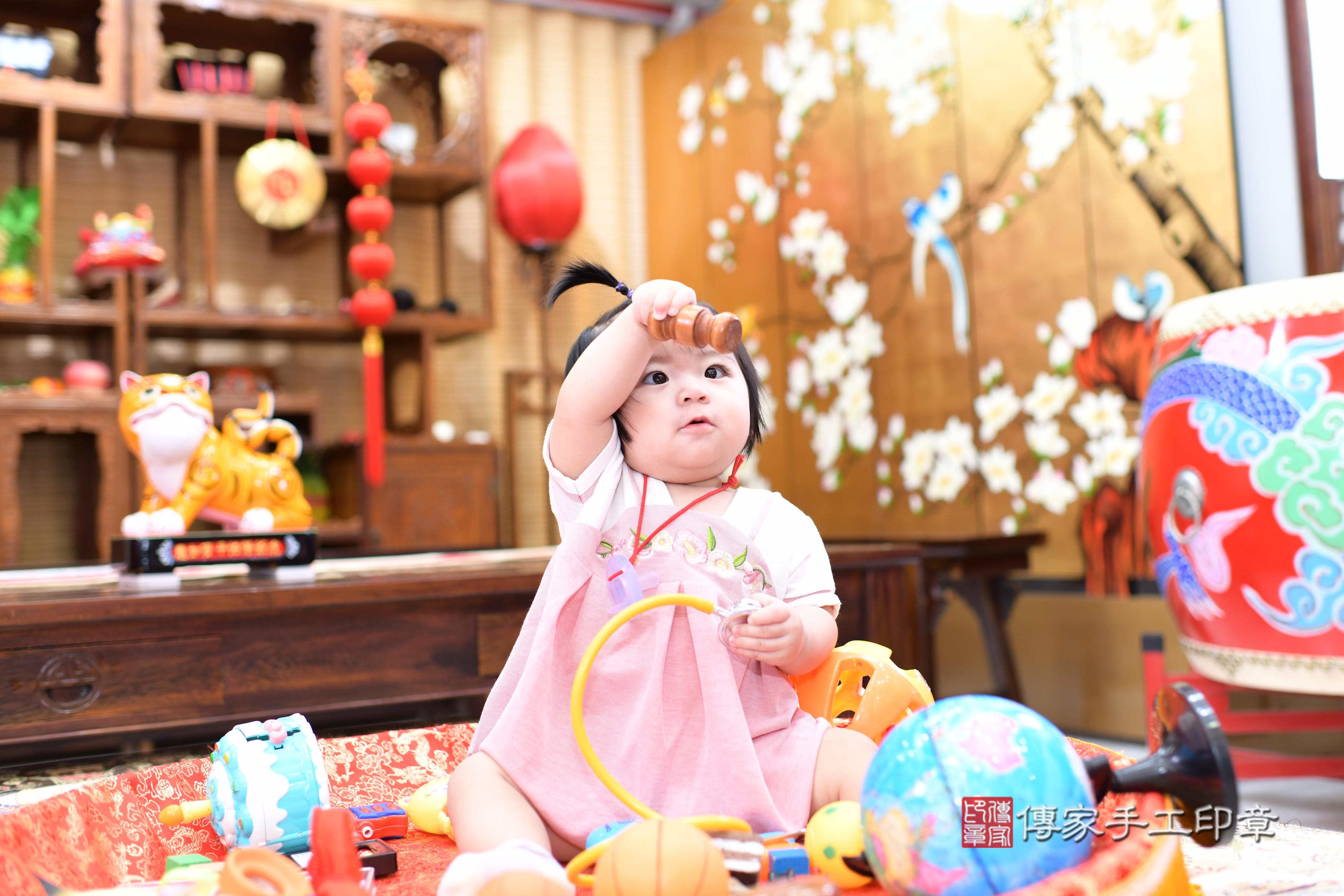 傳家手工印章台南店、抓周、度脺、中國風會場、傳家嬰兒古禮、吉祥話、抓周道具物品24種、拍照。抓周證書。寶寶抓周、滿周歲、生日快樂、祝福 傳家手工印章台南店、抓周、度脺、中國風會場、傳家嬰兒古禮、吉祥話、抓周道具物品24種、拍照。抓周證書。寶寶抓周、滿周歲、生日快樂、祝福