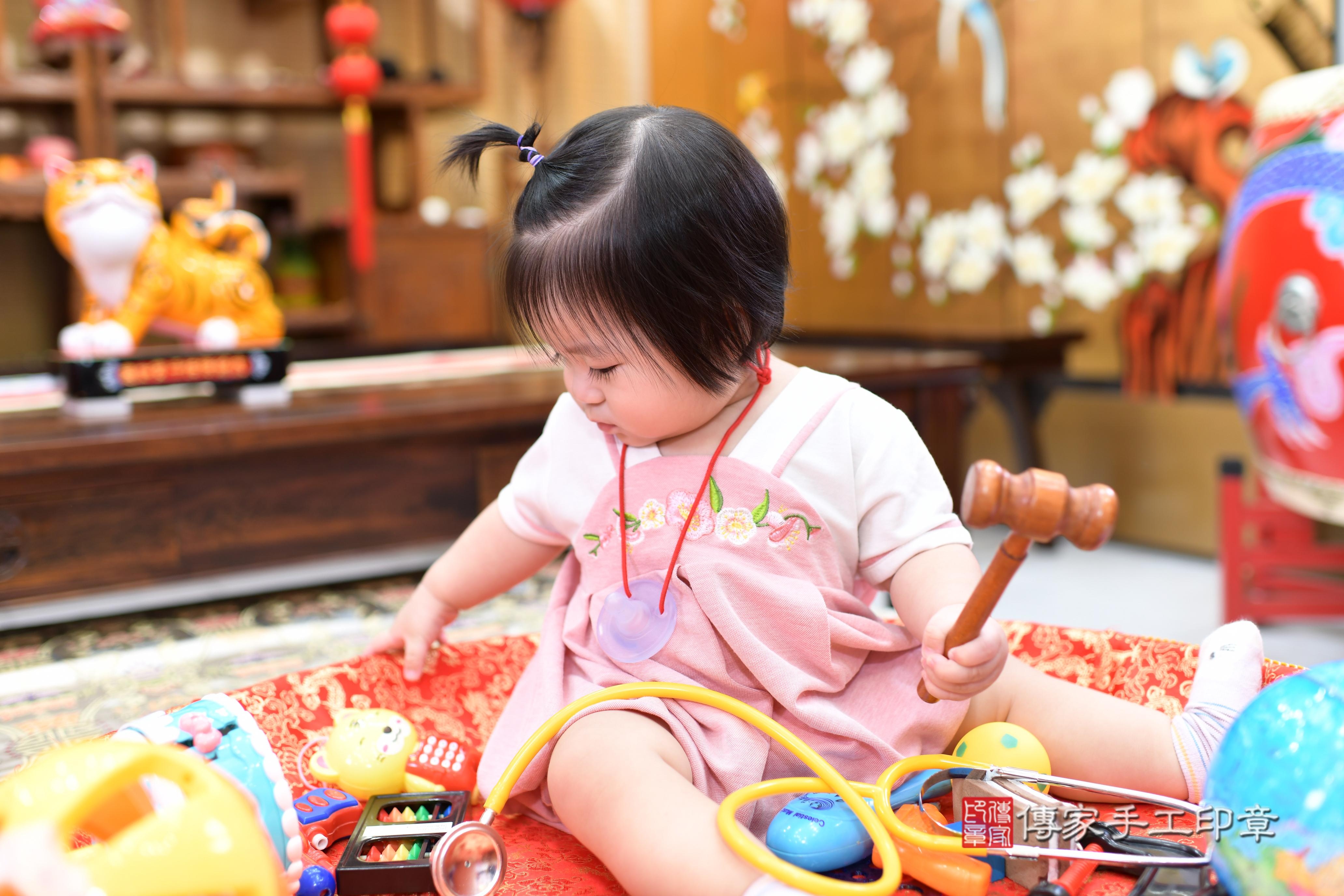 傳家手工印章台南店、抓周、度脺、中國風會場、傳家嬰兒古禮、吉祥話、抓周道具物品24種、拍照。抓周證書。寶寶抓周、滿周歲、生日快樂、祝福 傳家手工印章台南店、抓周、度脺、中國風會場、傳家嬰兒古禮、吉祥話、抓周道具物品24種、拍照。抓周證書。寶寶抓周、滿周歲、生日快樂、祝福