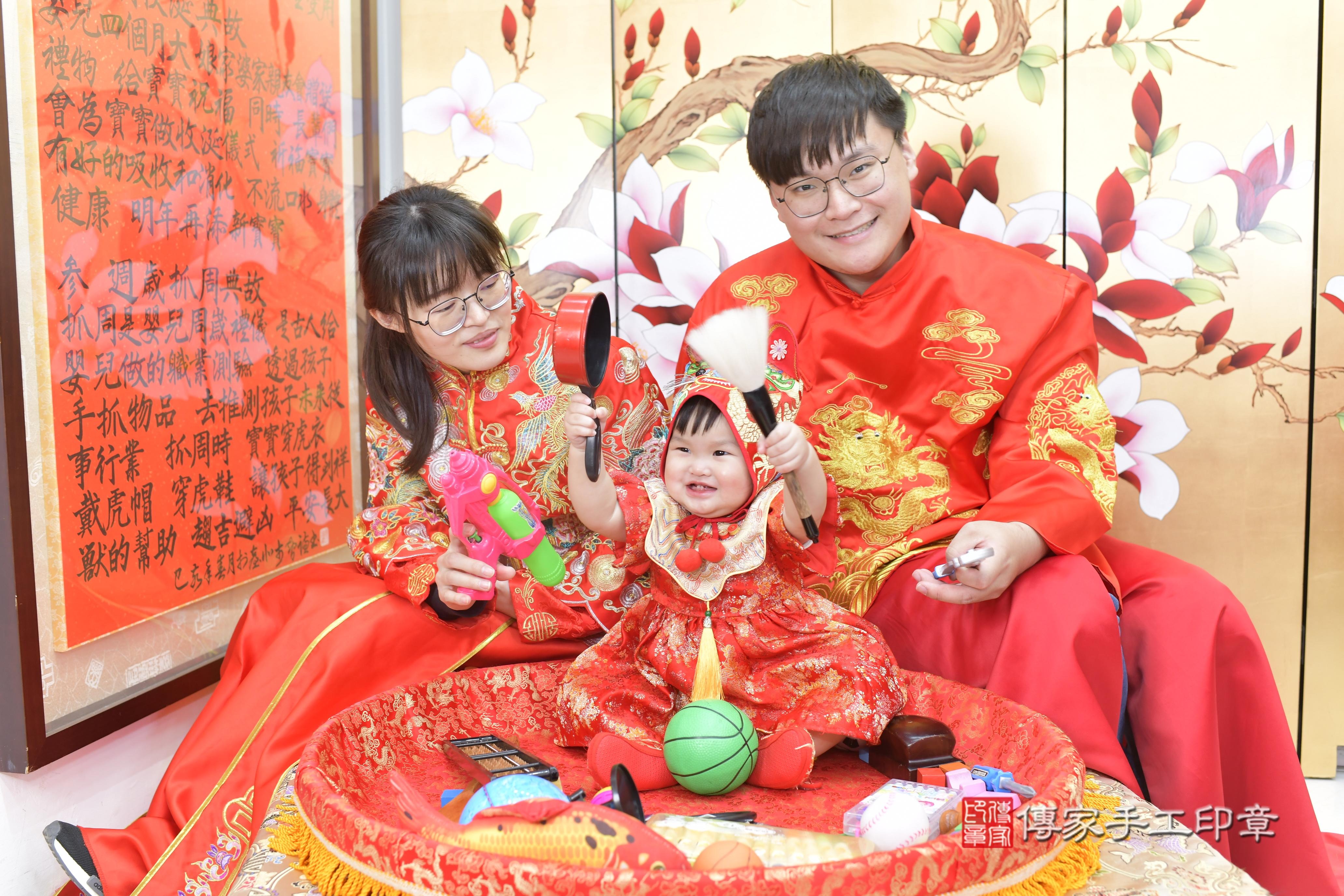 傳家手工印章新竹店、抓周、度脺、中國風會場、傳家嬰兒古禮、吉祥話、抓周道具物品24種、拍照。抓周證書。寶寶抓周、滿周歲、生日快樂、祝福