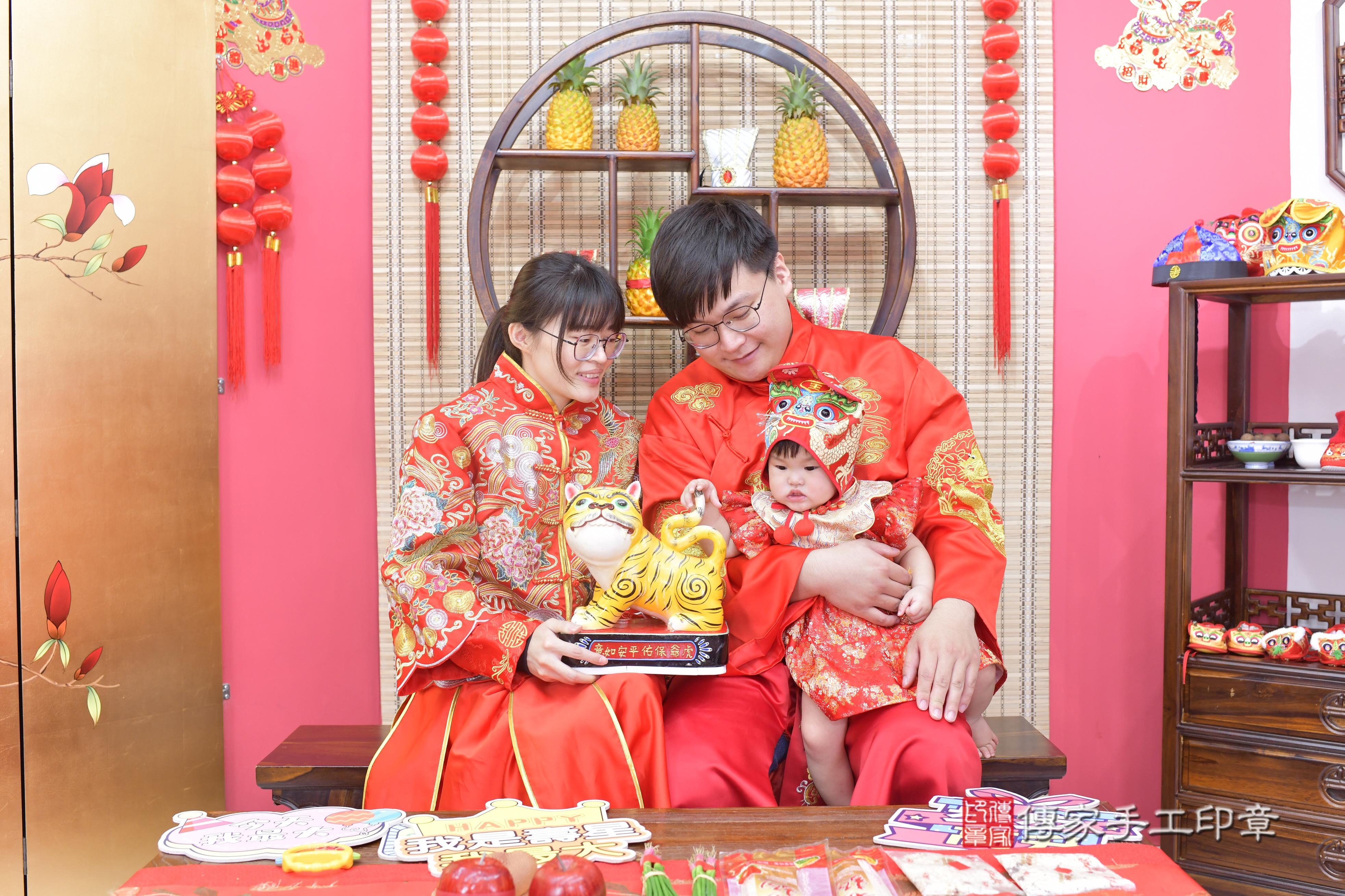 傳家手工印章新竹店、抓周、度脺、中國風會場、傳家嬰兒古禮、吉祥話、抓周道具物品24種、拍照。抓周證書。寶寶抓周、滿周歲、生日快樂、祝福