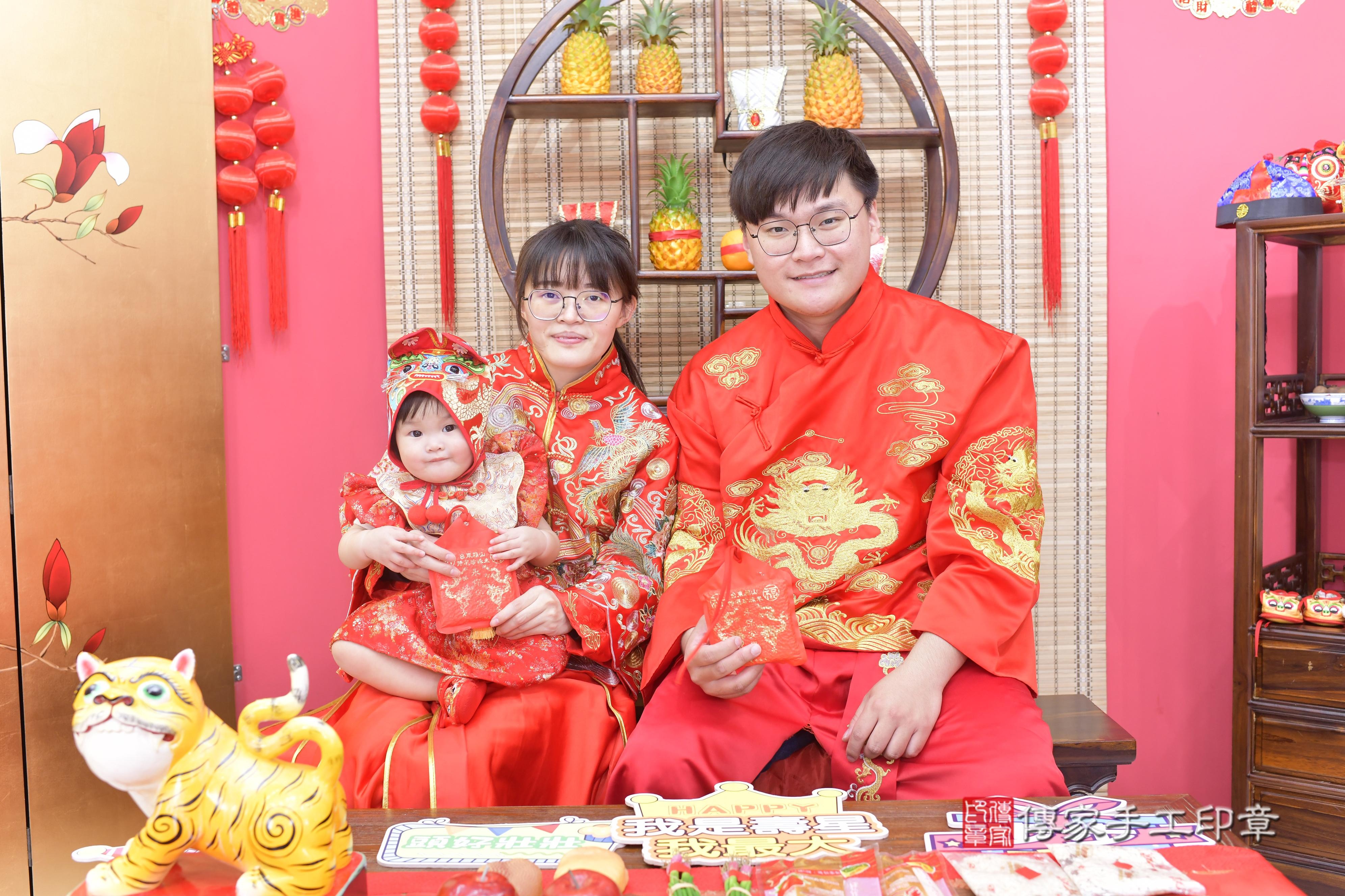 傳家手工印章新竹店、抓周、度脺、中國風會場、傳家嬰兒古禮、吉祥話、抓周道具物品24種、拍照。抓周證書。寶寶抓周、滿周歲、生日快樂、祝福