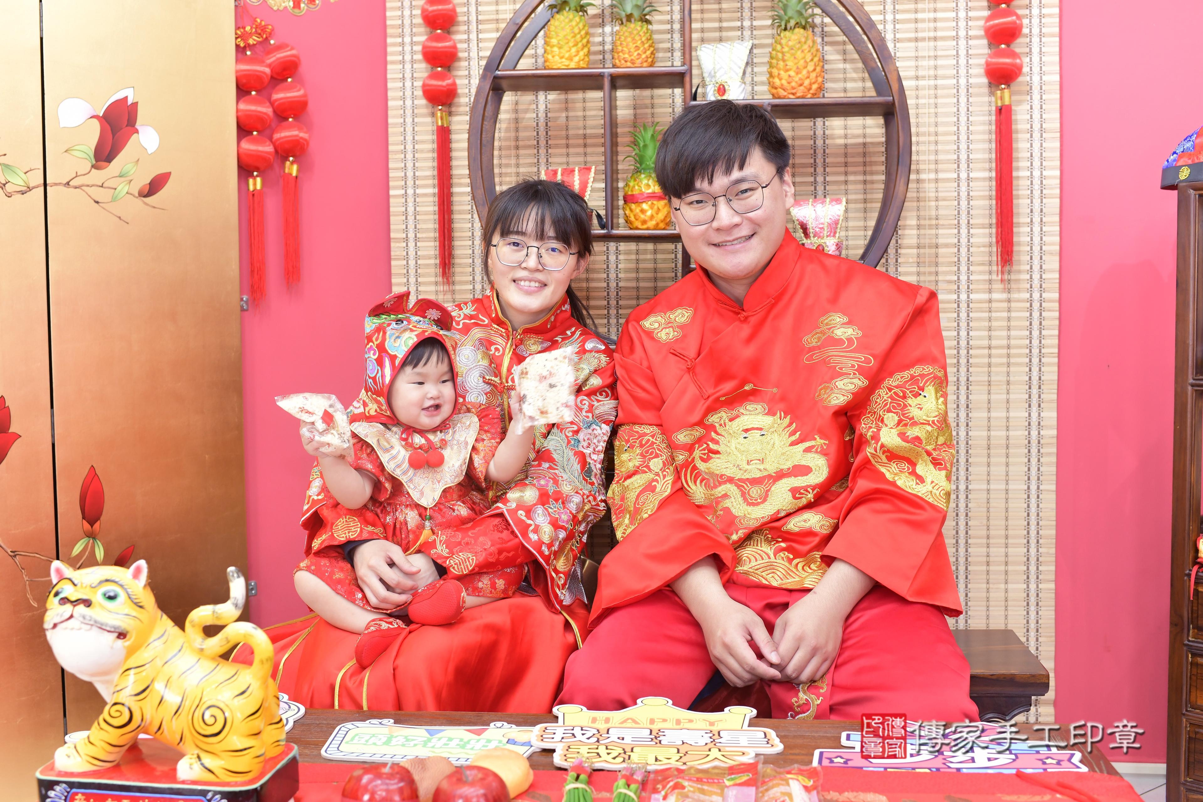 傳家手工印章新竹店、抓周、度脺、中國風會場、傳家嬰兒古禮、吉祥話、抓周道具物品24種、拍照。抓周證書。寶寶抓周、滿周歲、生日快樂、祝福