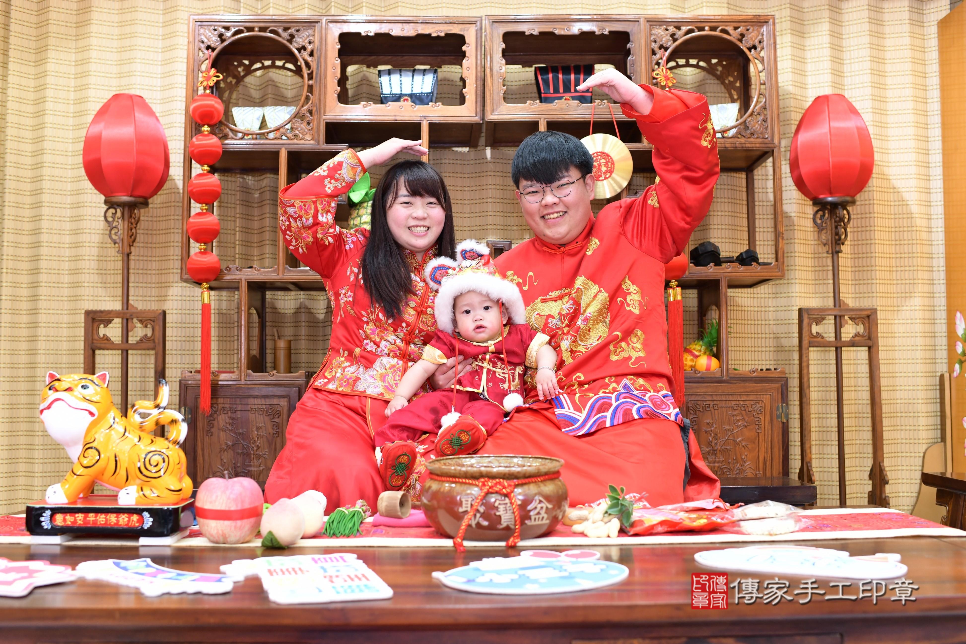 傳家手工印章台南店、抓周、度脺、中國風會場、傳家嬰兒古禮、吉祥話、抓周道具物品24種、拍照。抓周證書。寶寶抓周、滿周歲、生日快樂、祝福