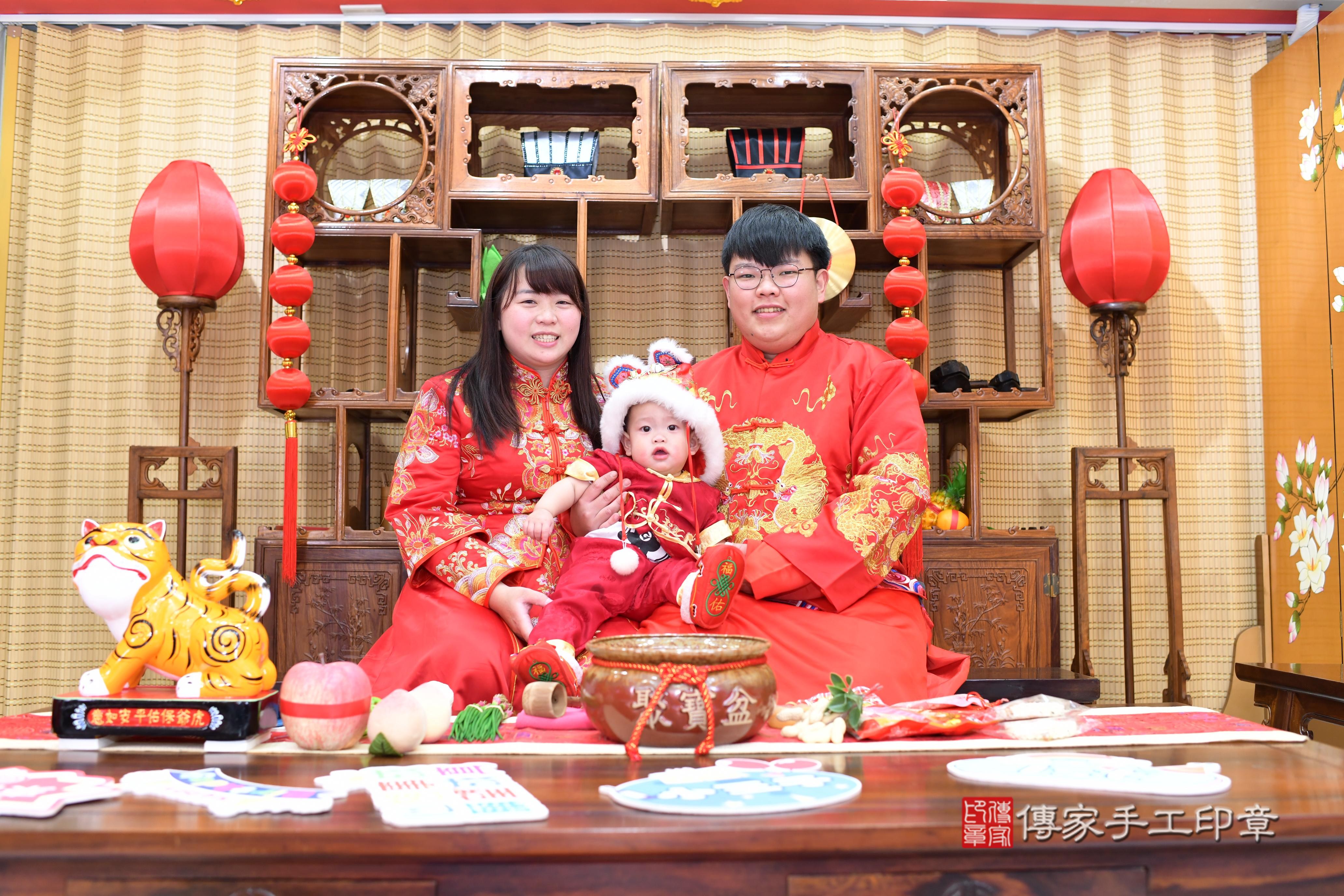 傳家手工印章台南店、抓周、度脺、中國風會場、傳家嬰兒古禮、吉祥話、抓周道具物品24種、拍照。抓周證書。寶寶抓周、滿周歲、生日快樂、祝福